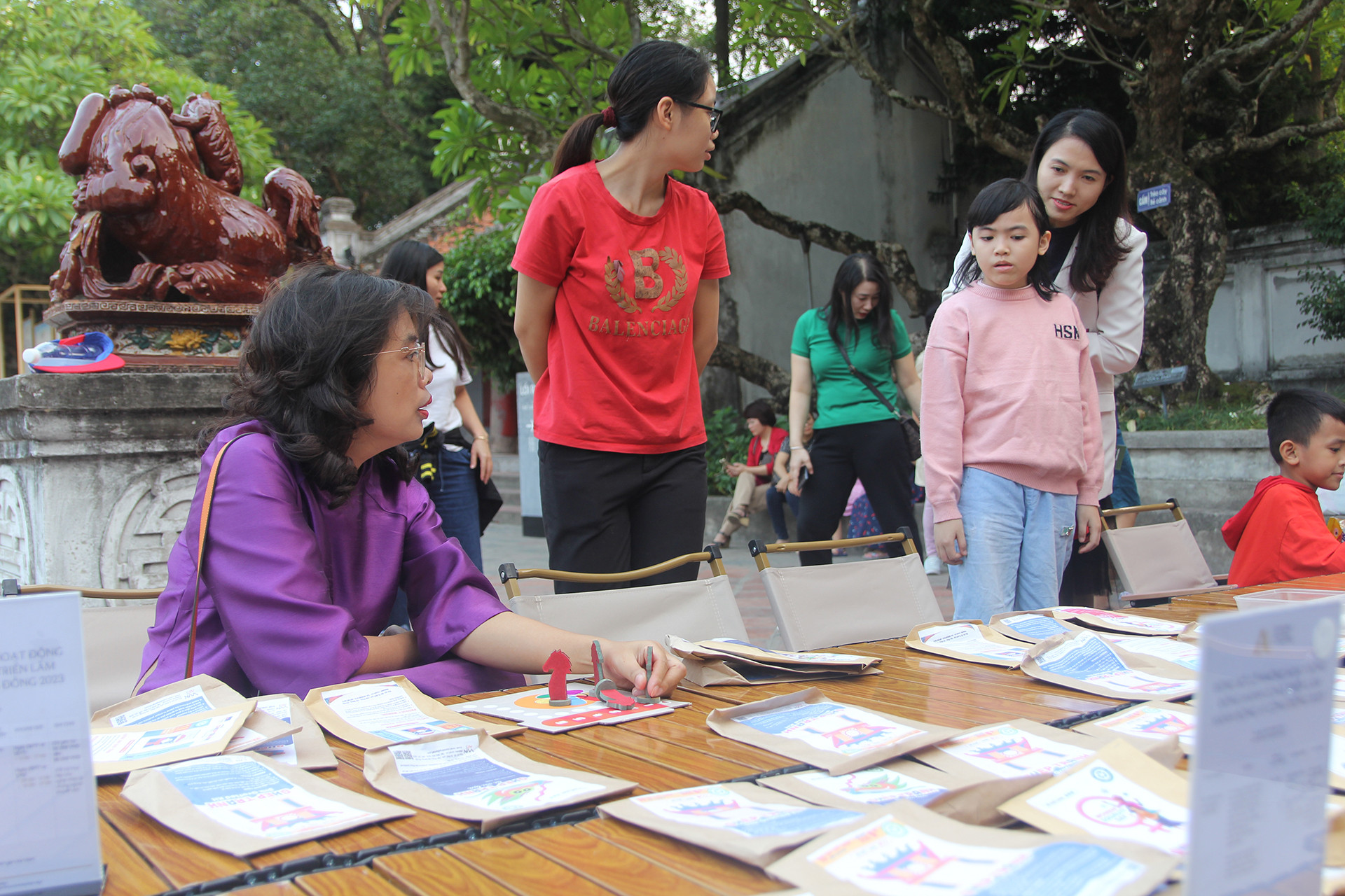 Nhiều trẻ nhỏ thích thú với các sản phẩm của Vụn Art.