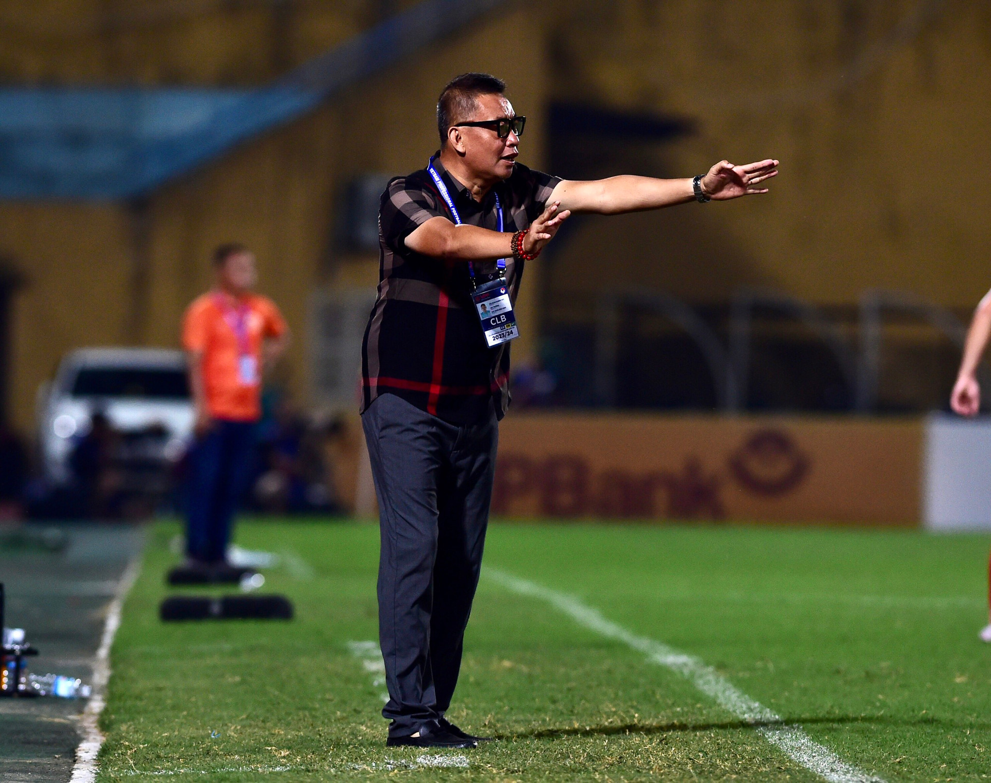 Ông Bùi Đoàn Quang Huy (đeo kính) có trận đấu đầu tiên trên cương vị huấn luyện viên trưởng CLB Quy Nhơn Bình Định.