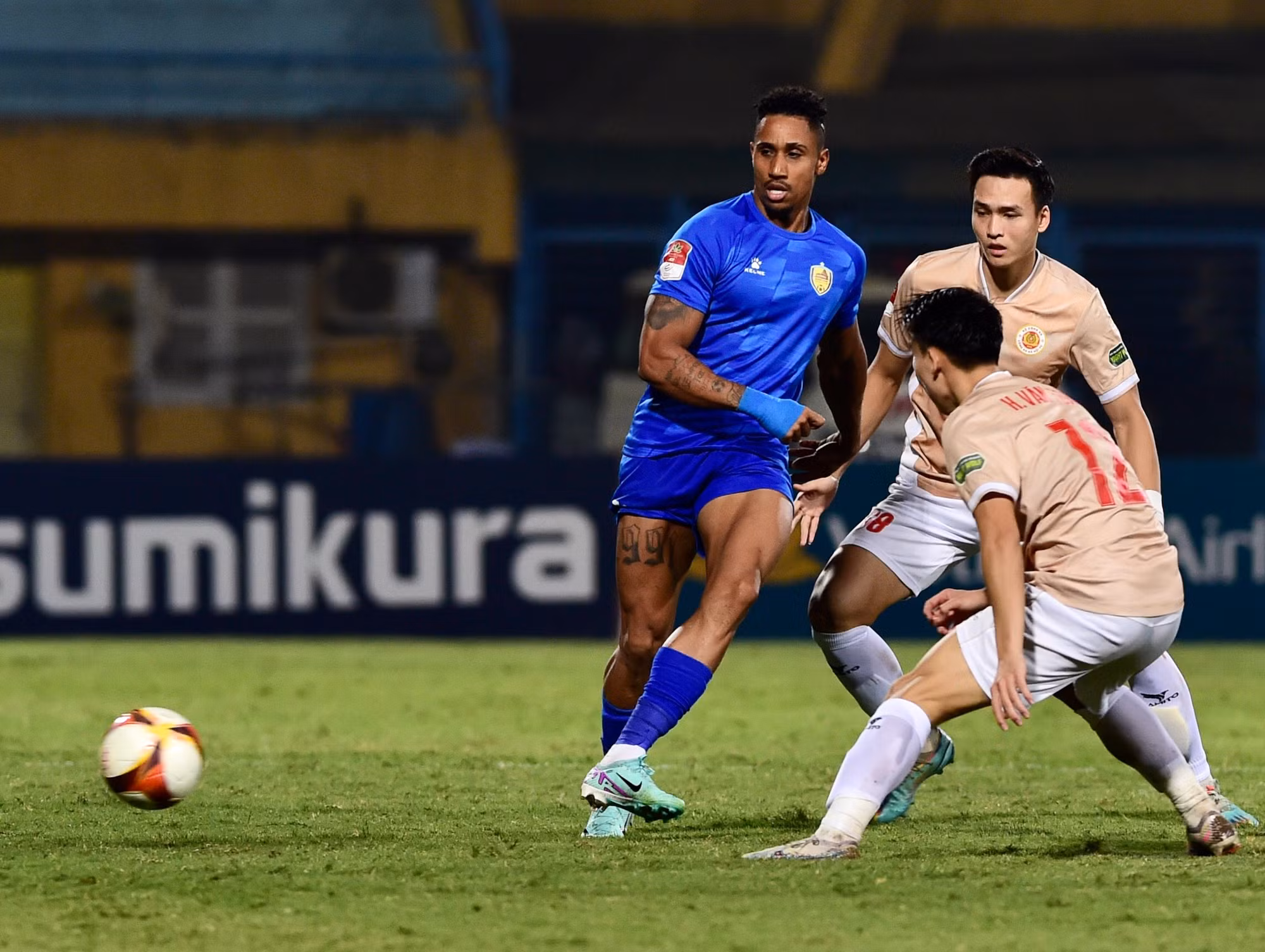 Các ngoại binh của Quảng Nam thi đấu khá hiệu quả với những đường chuyền chính xác.