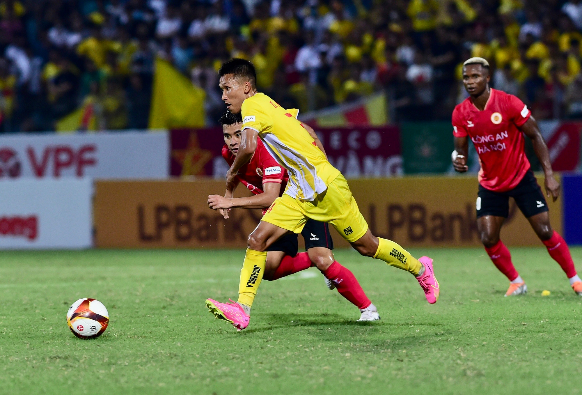 Bàn thắng dẫn trước cuối hiệp 1 giúp cho Thanh Hóa càng dễ dàng thực hiện chiến thuật phòng ngự chặt và phản công nhanh ở hiệp 2.