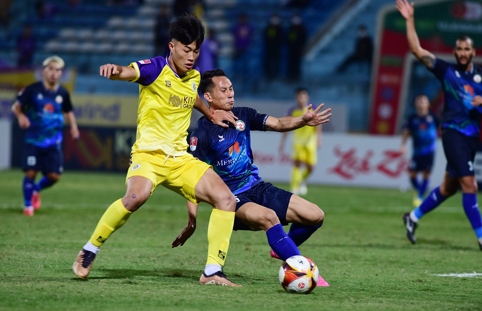 Sang hiệp 2, Hà Nội tăng tốc độ và sức ép về phía khung thành Bình Định. Dù vậy, lối chơi của đội bóng Thủ đô gặp khá nhiều bế tắc.