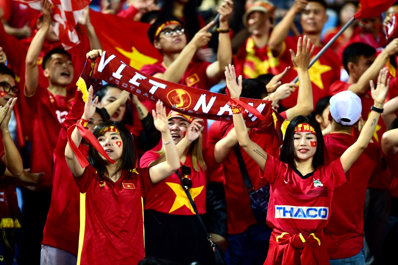 Các cổ động viên mang sắc đỏ ngập tràn khán đài sân vận động Mỹ Đình.