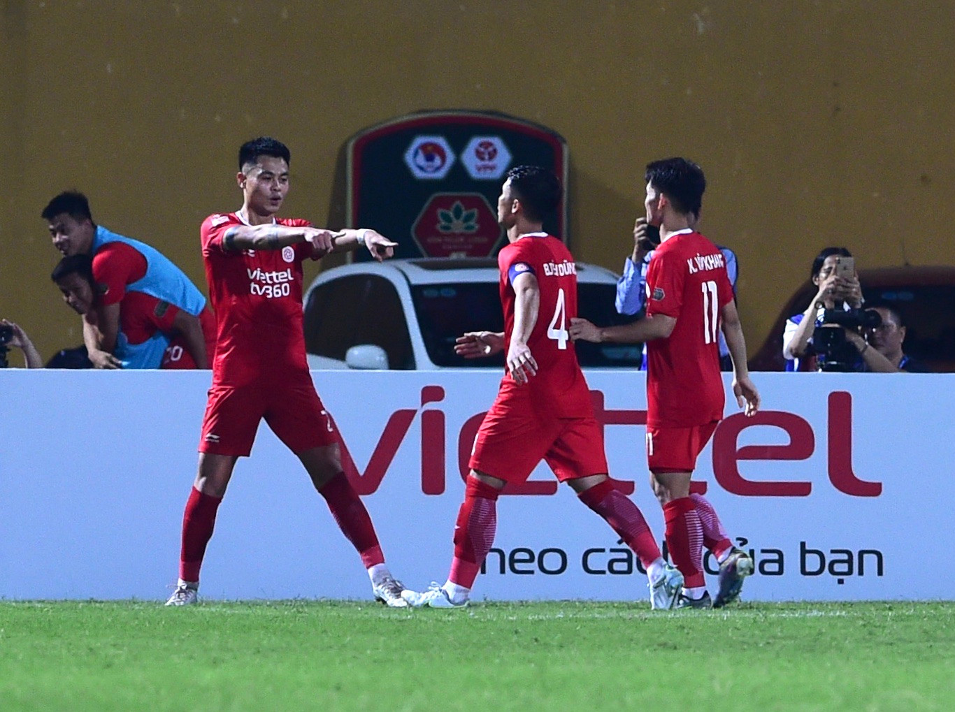 Sau khi kiểm tra VAR, trọng tài Trần Ngọc Nhớ quyết định cho Viettel hưởng 11m khi xác định 1 cầu thủ Hà Tĩnh để bóng chạm tay trong vòng cấm. Đội trưởng Bùi Tiến Dũng tỏa sáng trên chấm 11m mở tỷ số trận đấu cho Viettel. Sau khi kiểm tra VAR, trọng tài Trần Ngọc Nhớ quyết định cho Viettel hưởng 11m khi xác định 1 cầu thủ Hà Tĩnh để bóng chạm tay trong vòng cấm. Đội trưởng Bùi Tiến Dũng tỏa sáng trên chấm 11m mở tỷ số trận đấu cho Viettel.