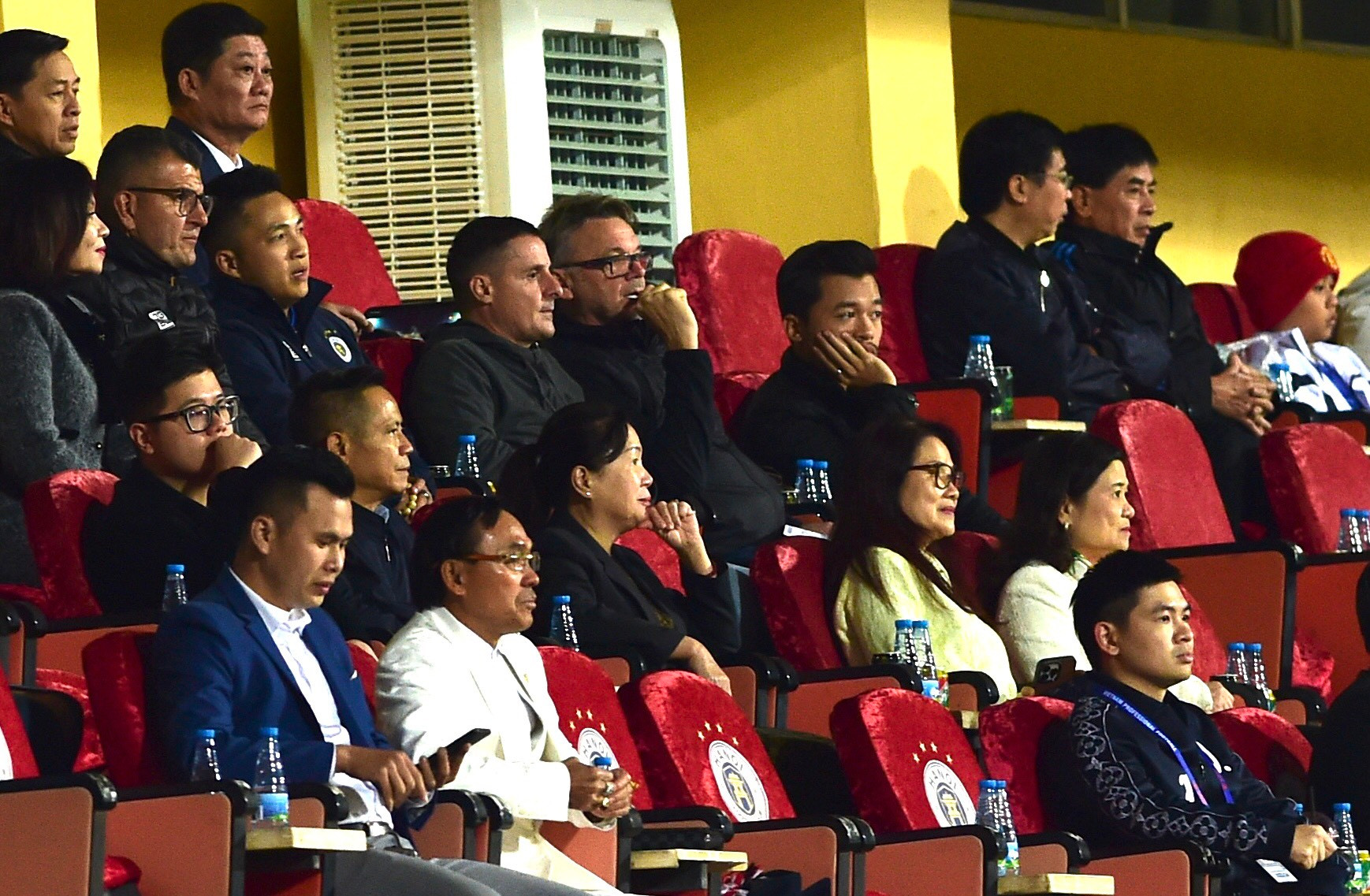 Huấn luyện viên Philippe Troussier và trợ lý có mặt trên khán đài sân Hàng Đẫy.