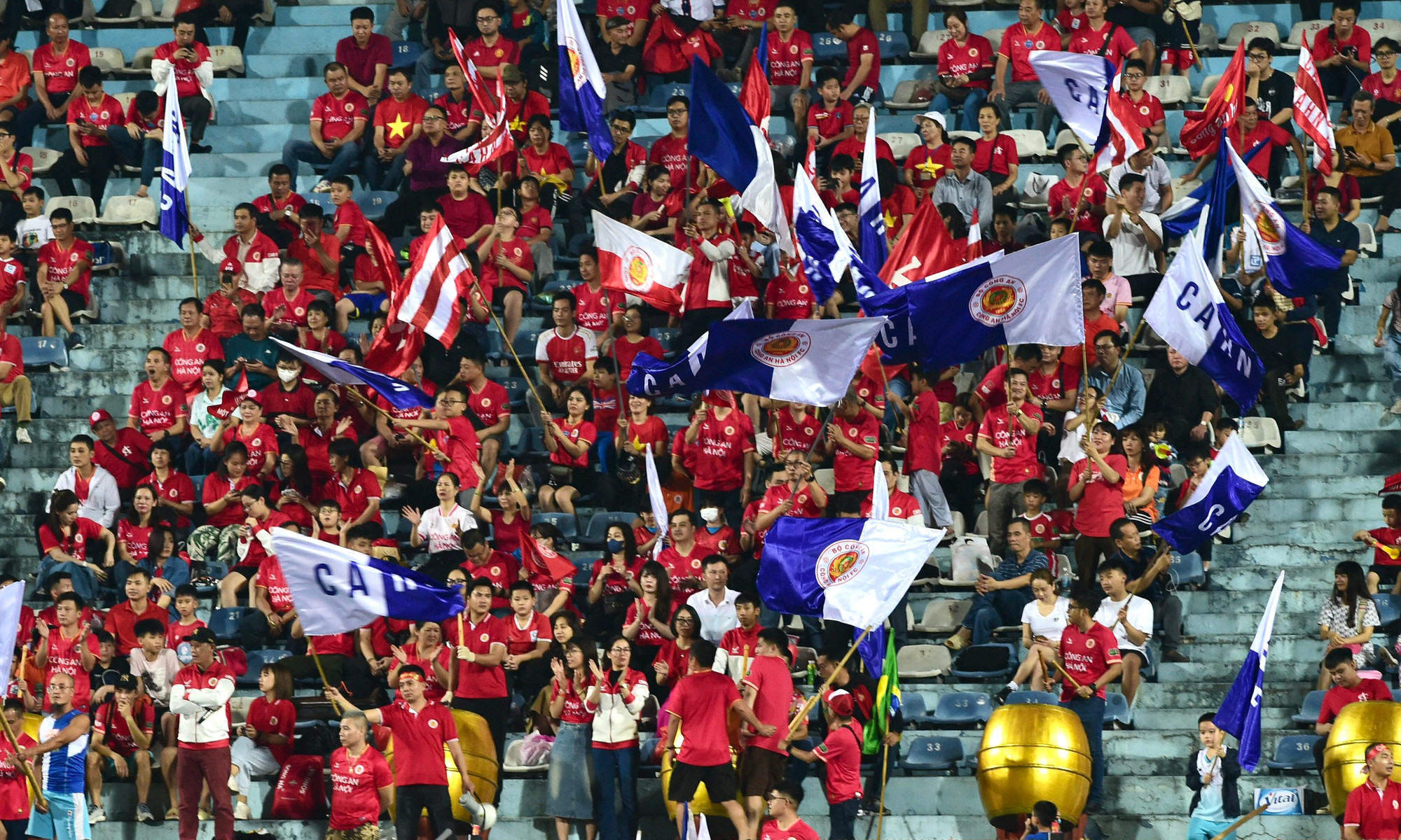 Cổ động viên Công an Hà Nội đến với sân vận động Hàng Đẫy.