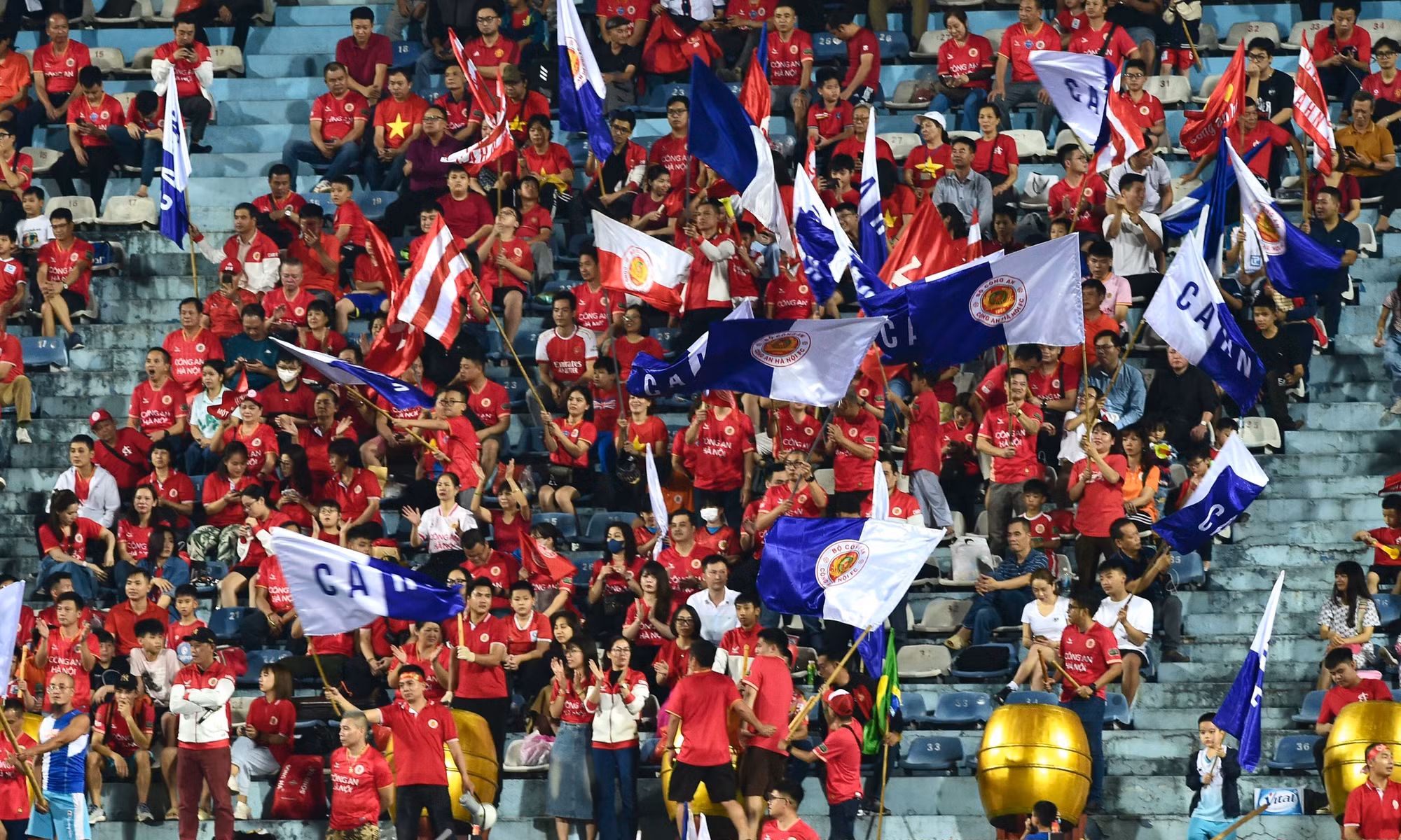 Cổ động viên Công an Hà Nội đến với sân vận động Hàng Đẫy.