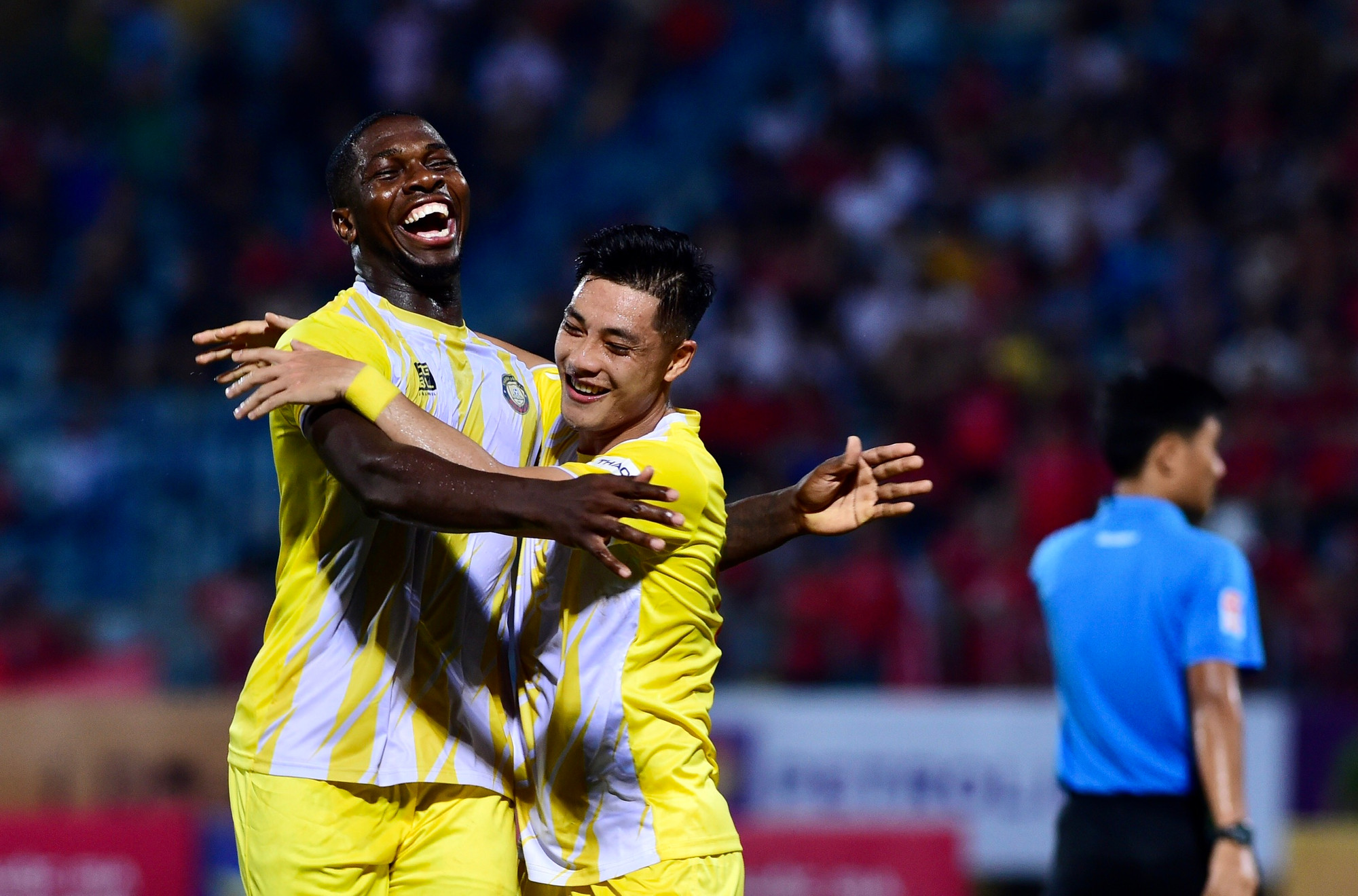 Các cầu thủ Công an Hà Nội dâng cao nhưng không hiệu quả khiến cạn kiệt sức lực. Phút 78, từ pha phản công nhanh, Ti Phông căng ngang để Rimario tung cú sút đưa bóng bật chân hậu vệ của Công an Hà Nội đổi hướng đi vào lưới nâng tỷ số lên 2-0 cho Thanh Hóa.