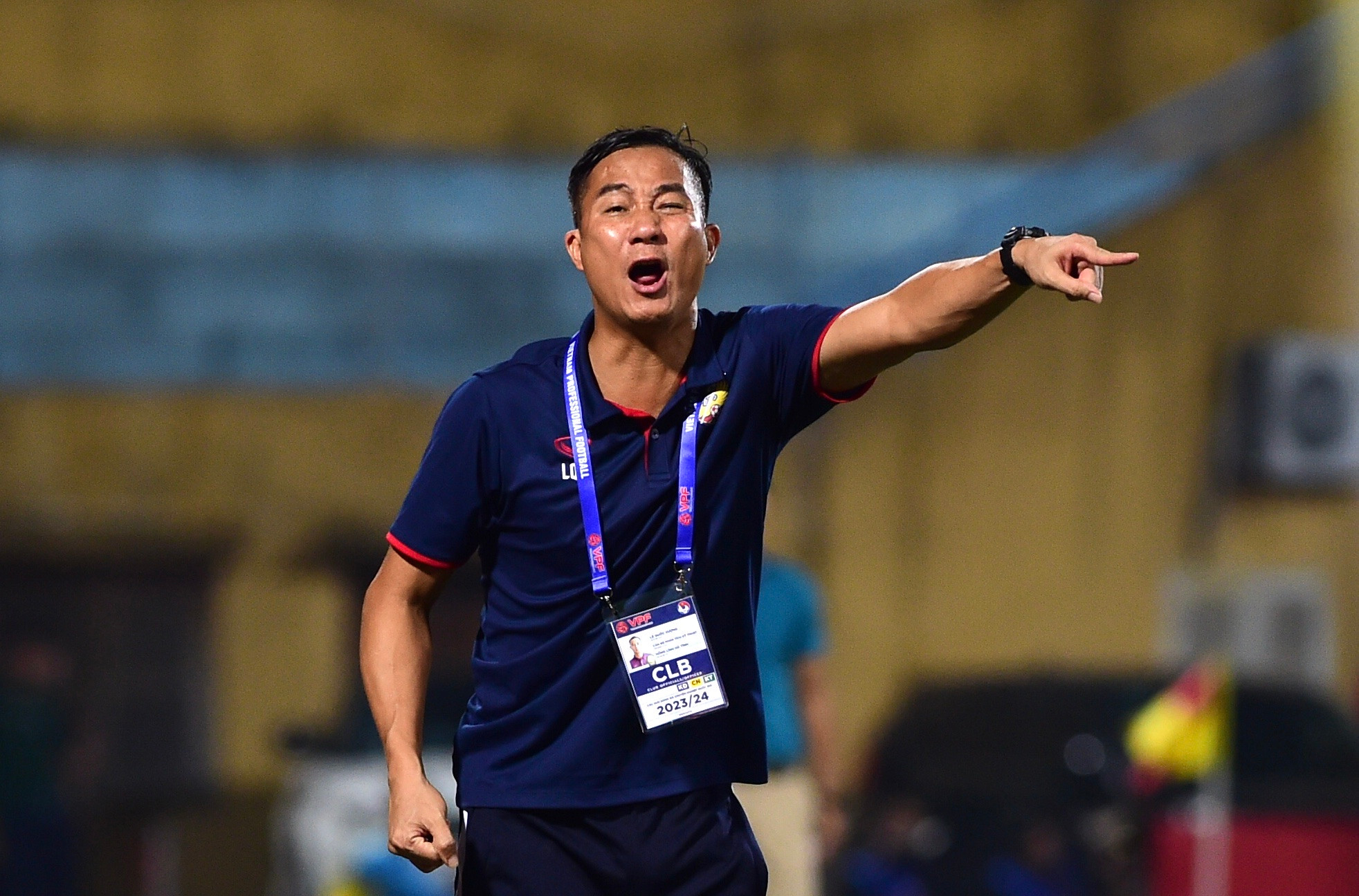 Trợ lý huấn luyện viên Quốc Vượng chỉ đạo các cầu thủ Hà Tĩnh. Trợ lý huấn luyện viên Quốc Vượng chỉ đạo các cầu thủ Hà Tĩnh.