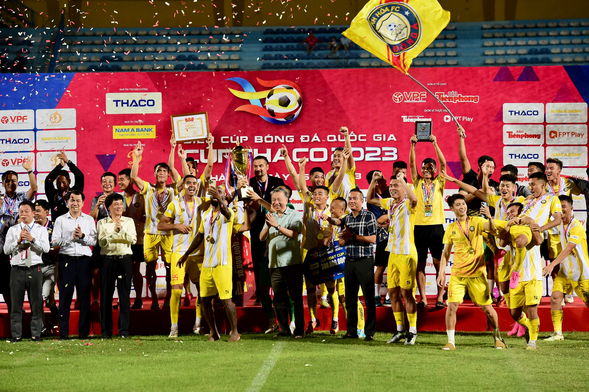 Đại tướng Tô Lâm, Ủy viên Bộ Chính trị, Bộ trưởng Công an trao Siêu cúp Quốc gia 2023 cho Đông Á Thanh Hoá.