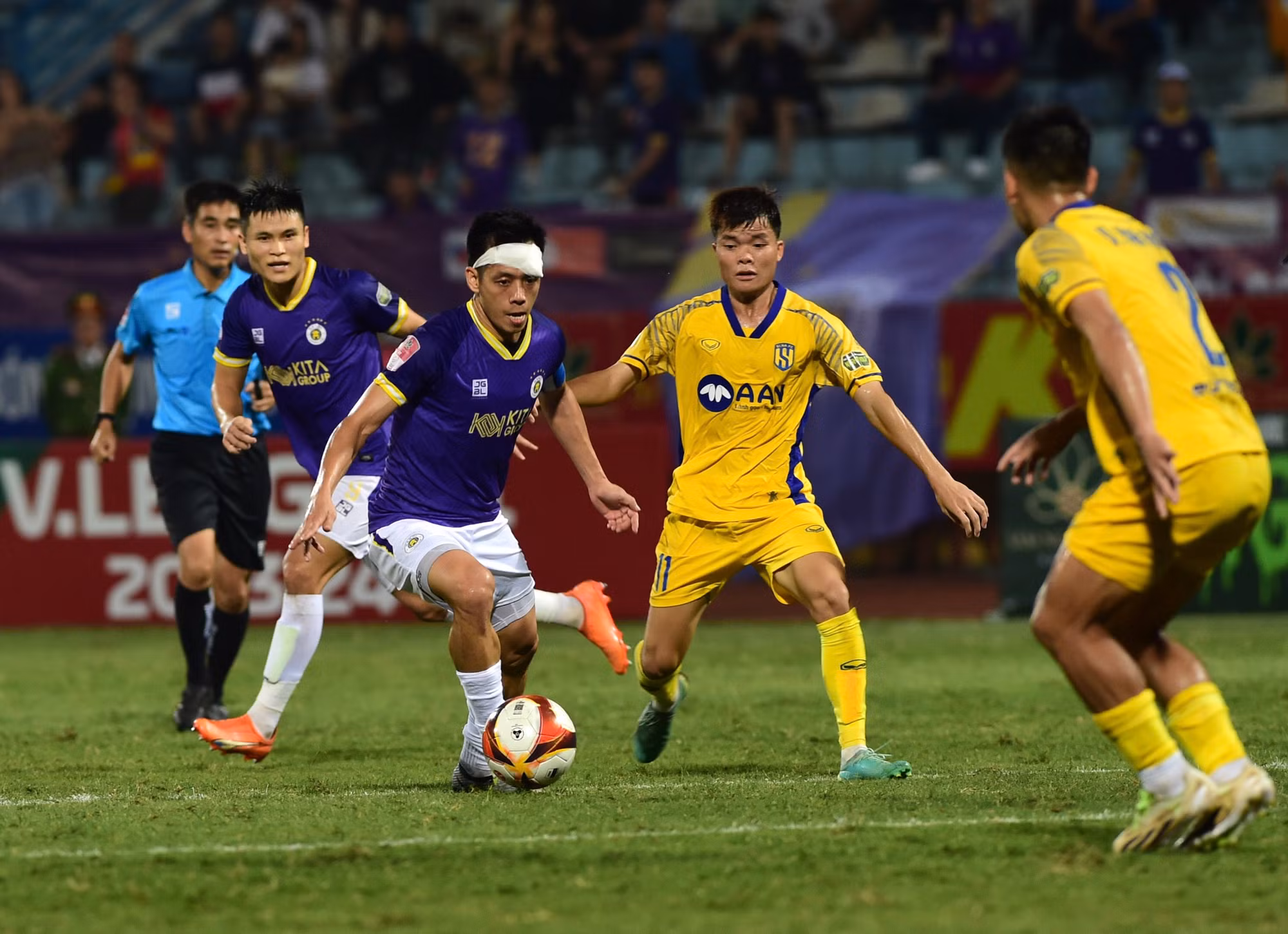 Văn Quyết nỗ lực trên hàng công.