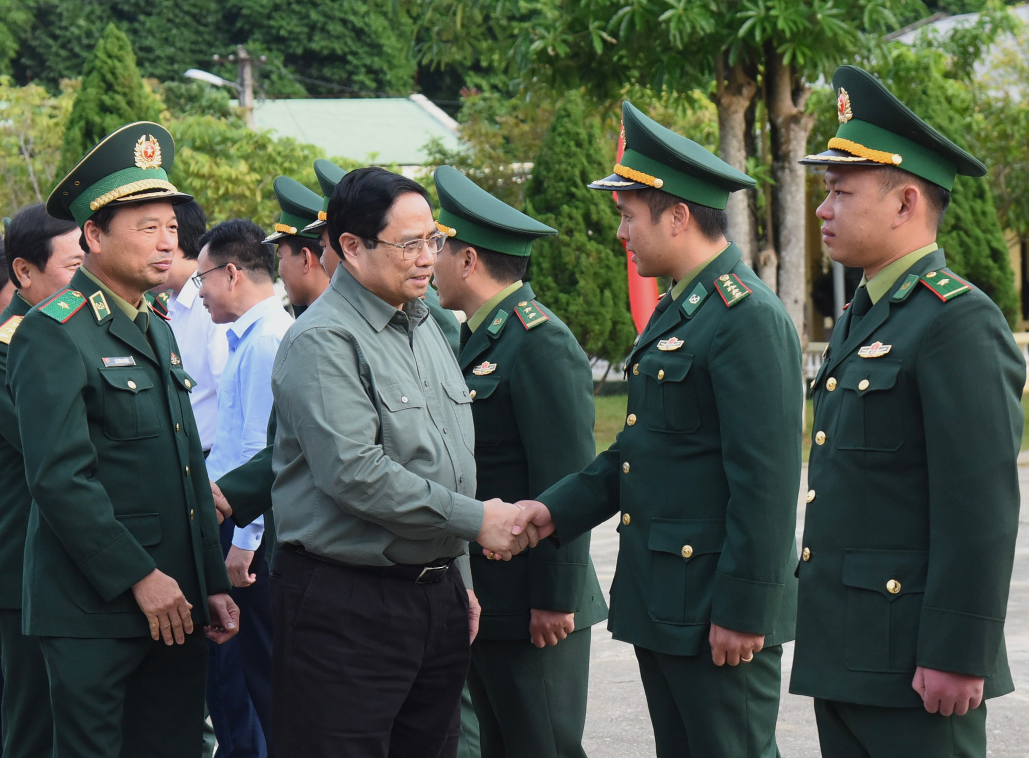 Thủ tướng Phạm Minh Chính thăm, động viên, tặng quà cán bộ, chiến sĩ Đồn Biên phòng.