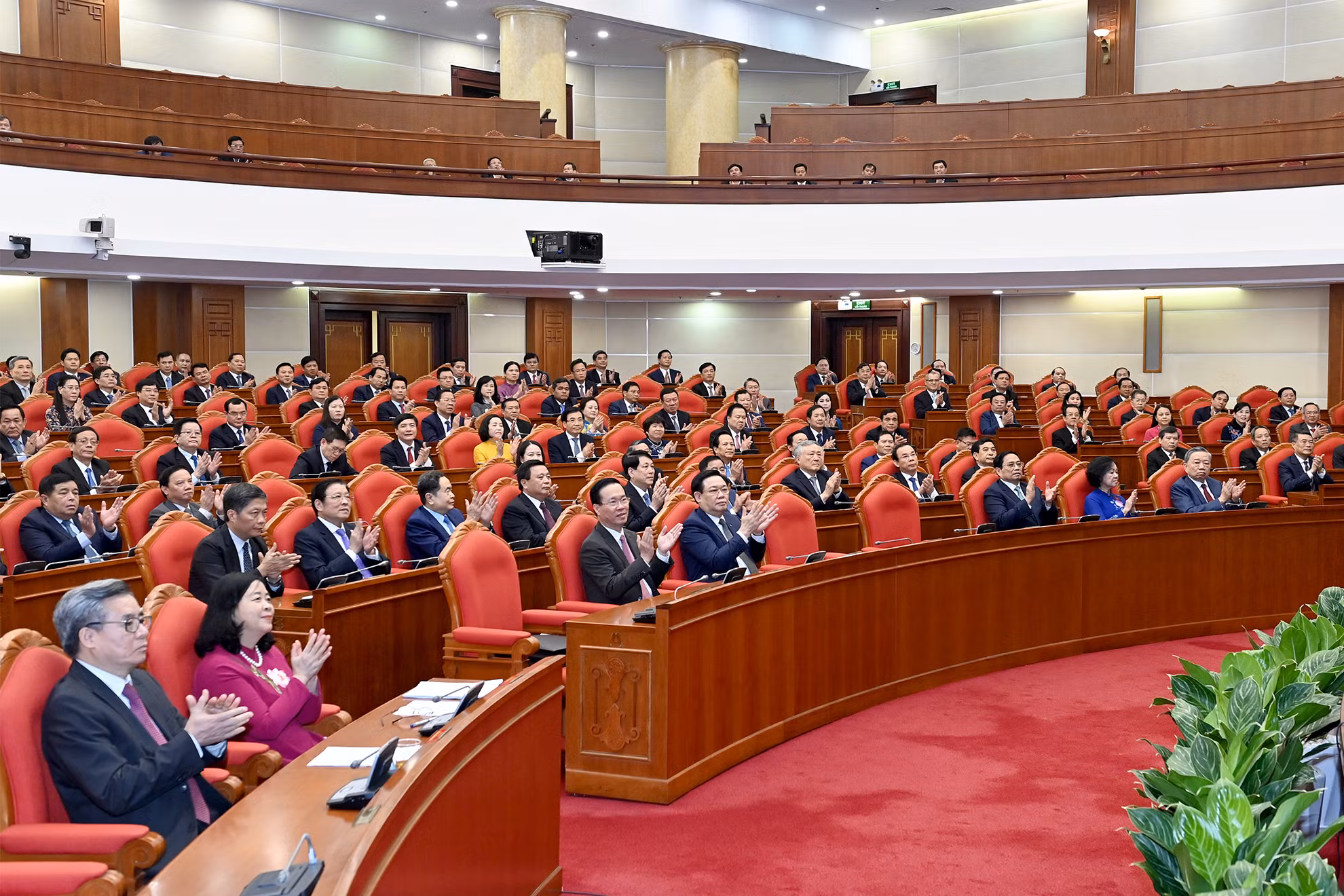 Các đồng chí lãnh đạo Đảng, Nhà nước và các đại biểu dự phiên bế mạc hội nghị.