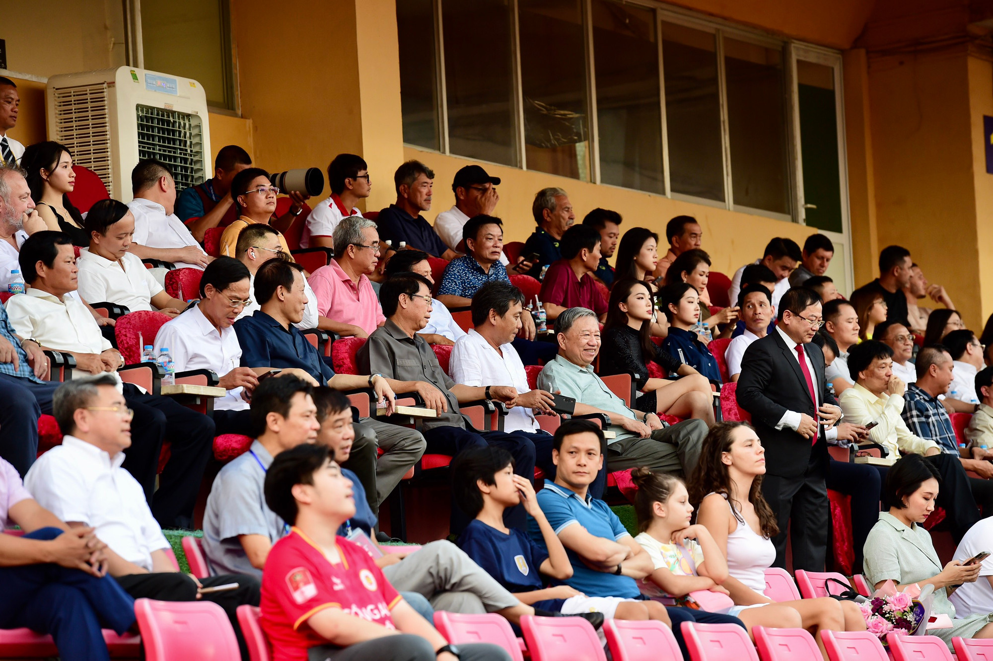 Đại tướng Tô Lâm, Ủy viên Bộ Chính trị, Bộ trưởng Công an trên khán đài đại biểu tới xem trận đấu.