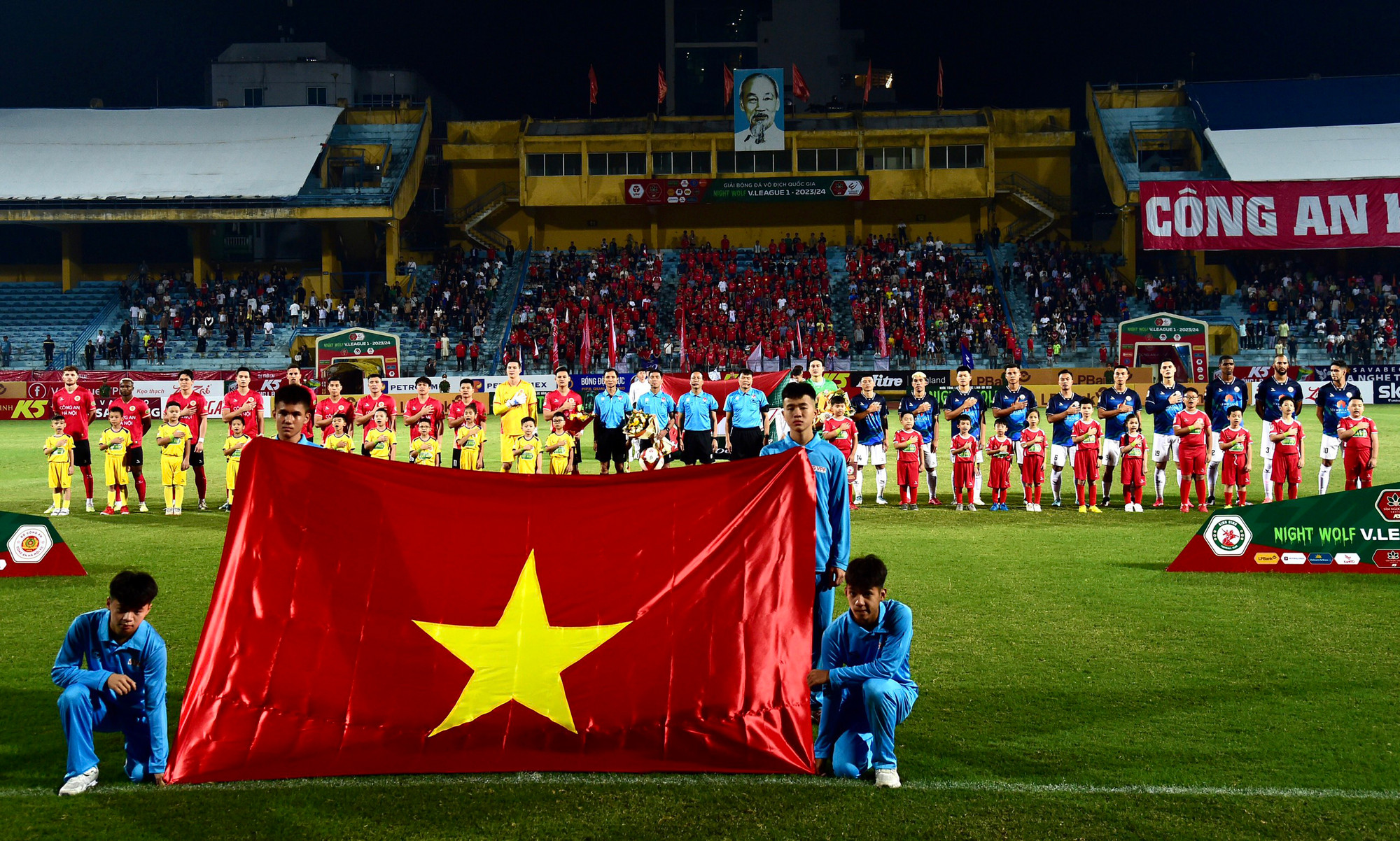 Hai đội thực hiện nghi thức chào cờ trước trận đấu.