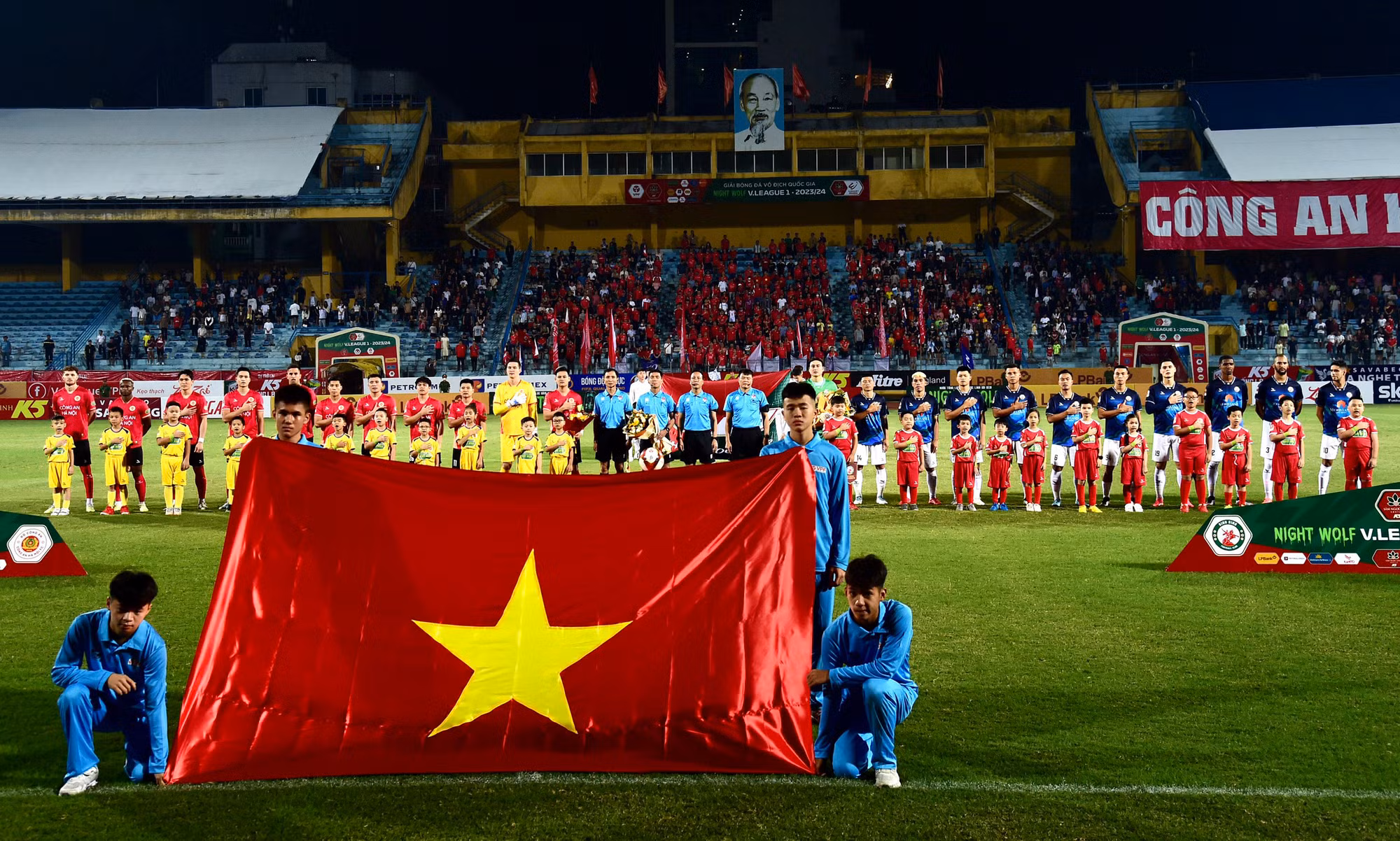 Hai đội thực hiện nghi thức chào cờ trước trận đấu.