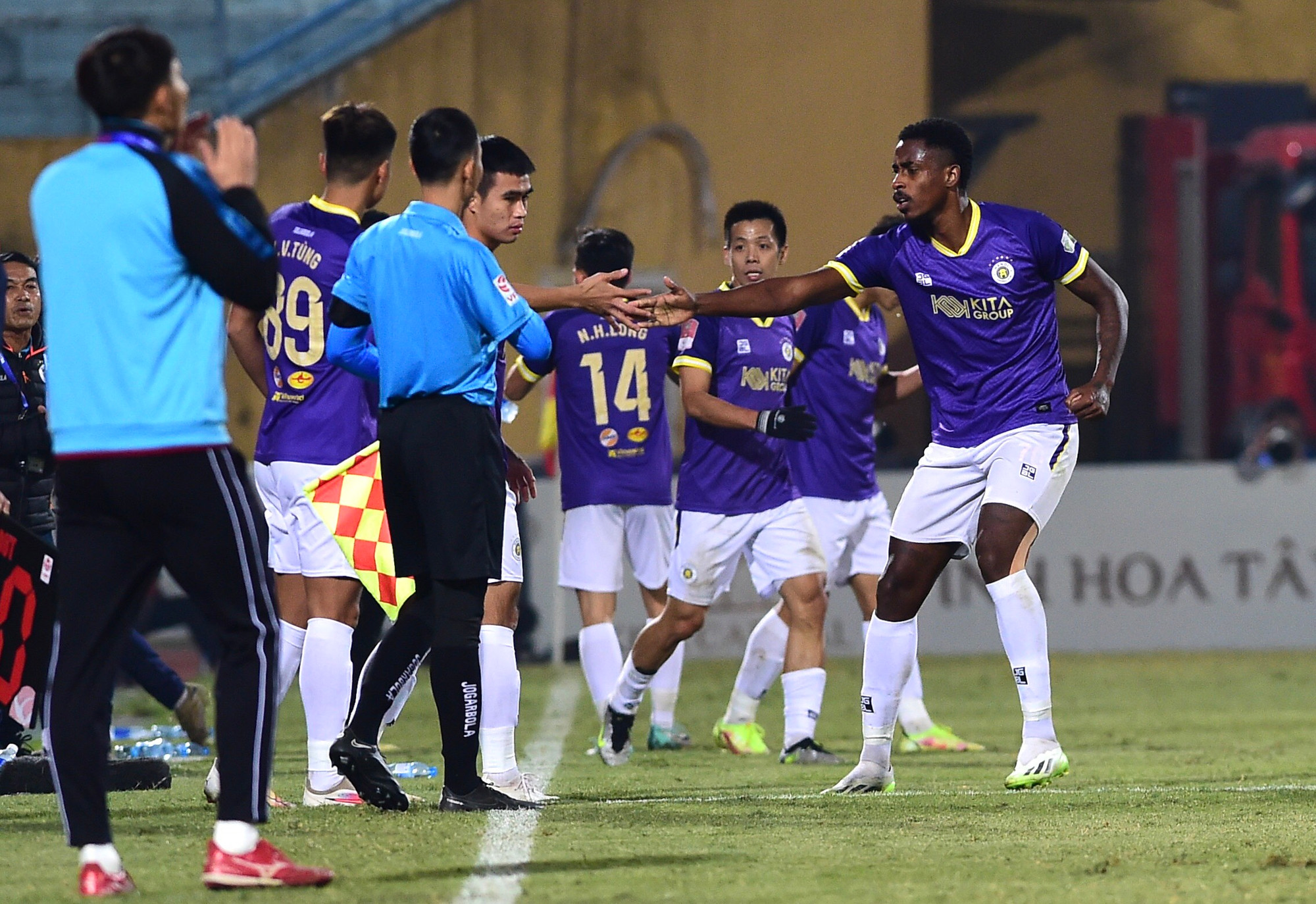 Mãi đến phút 67, Hà Nội FC mới có bàn gỡ hòa 1-1 do công của Denilso. Đáng chú ý, ngoại binh người Brazil đều ghi bàn trong 3 vòng gần nhất. Mãi đến phút 67, Hà Nội FC mới có bàn gỡ hòa 1-1 do công của Denilso. Đáng chú ý, ngoại binh người Brazil đều ghi bàn trong 3 vòng gần nhất.