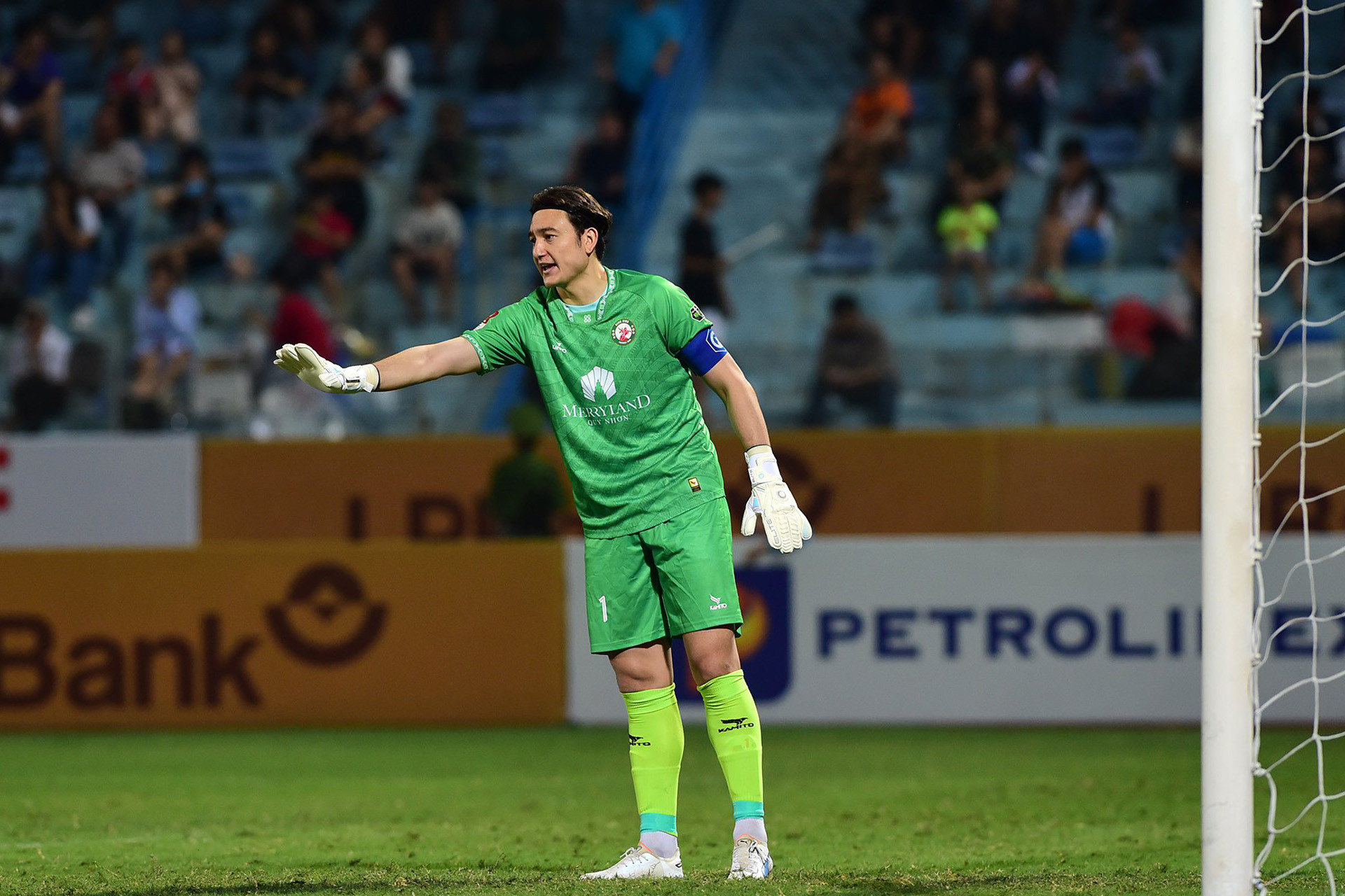 Khung thành của thủ môn Đặng Văn Lâm liên tục gặp sóng gió. Văn Lâm cũng nỗ lực hết mình để cản phá thành công, bảo toàn tỷ số cho Quy Nhơn Bình Định.