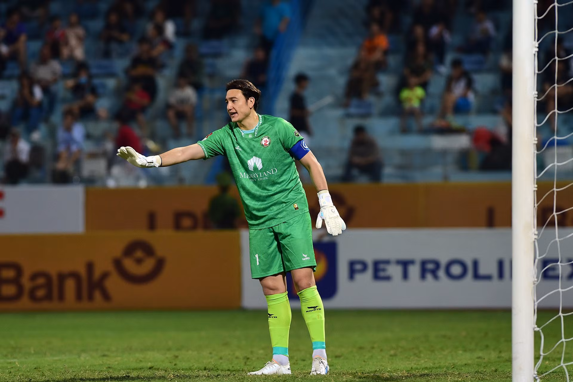 Khung thành của thủ môn Đặng Văn Lâm liên tục gặp sóng gió. Văn Lâm cũng nỗ lực hết mình để cản phá thành công, bảo toàn tỷ số cho Quy Nhơn Bình Định.