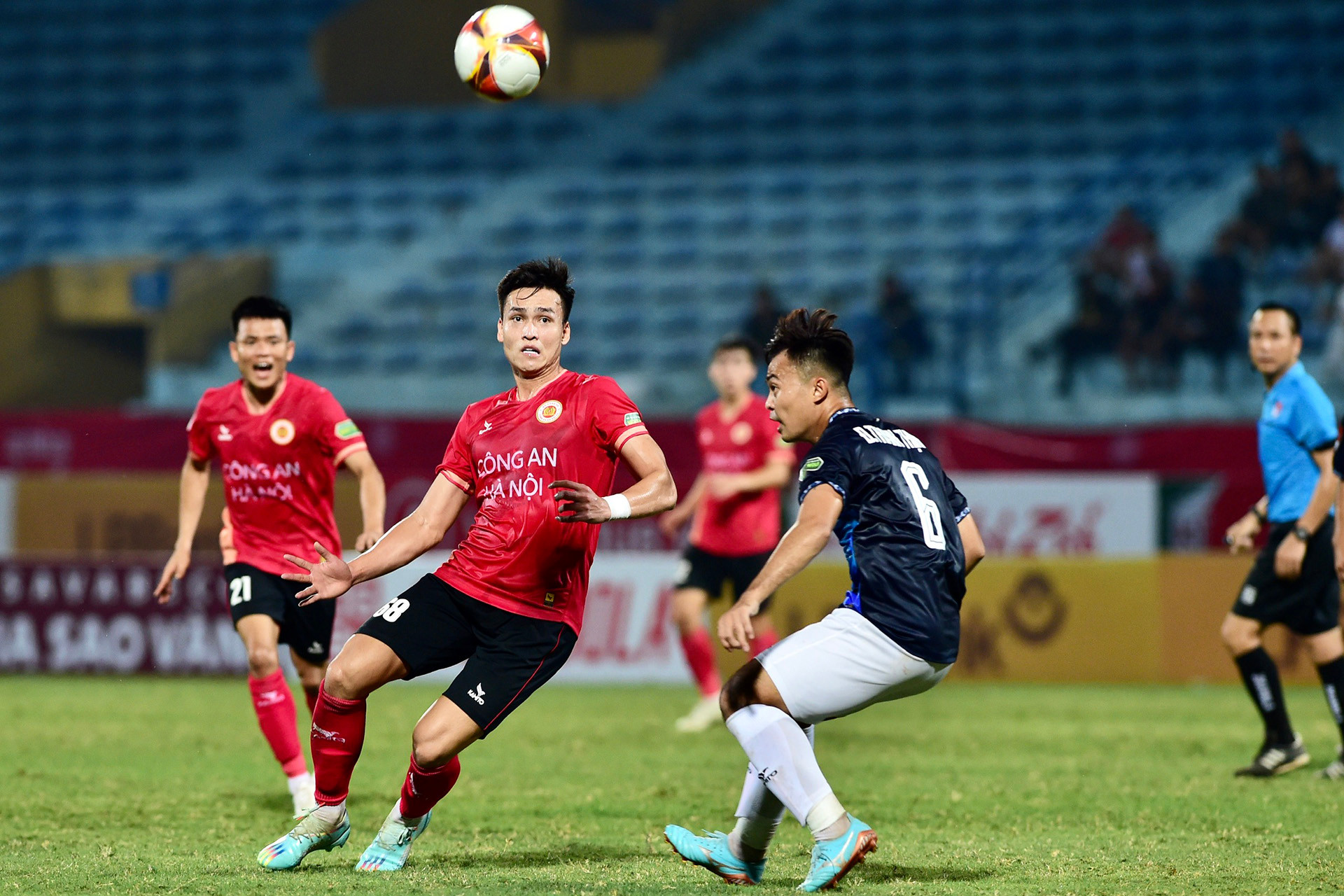 Bùi Hoàng Việt Anh và ngoại binh Geovane của Công an Hà Nội bỏ lỡ một số cơ hội ngon ăn.