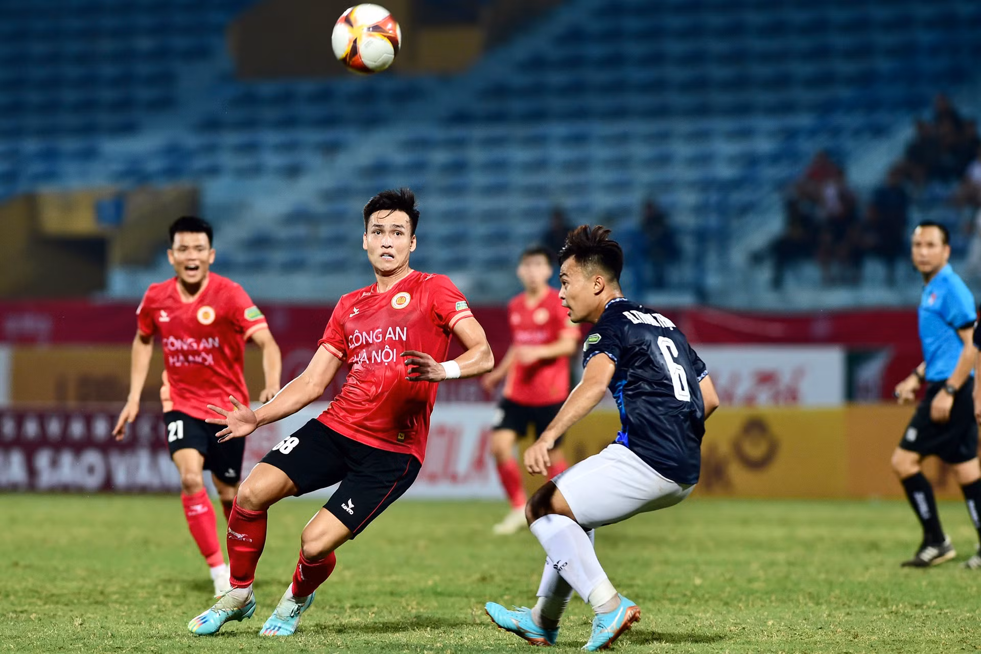 Bùi Hoàng Việt Anh và ngoại binh Geovane của Công an Hà Nội bỏ lỡ một số cơ hội ngon ăn.