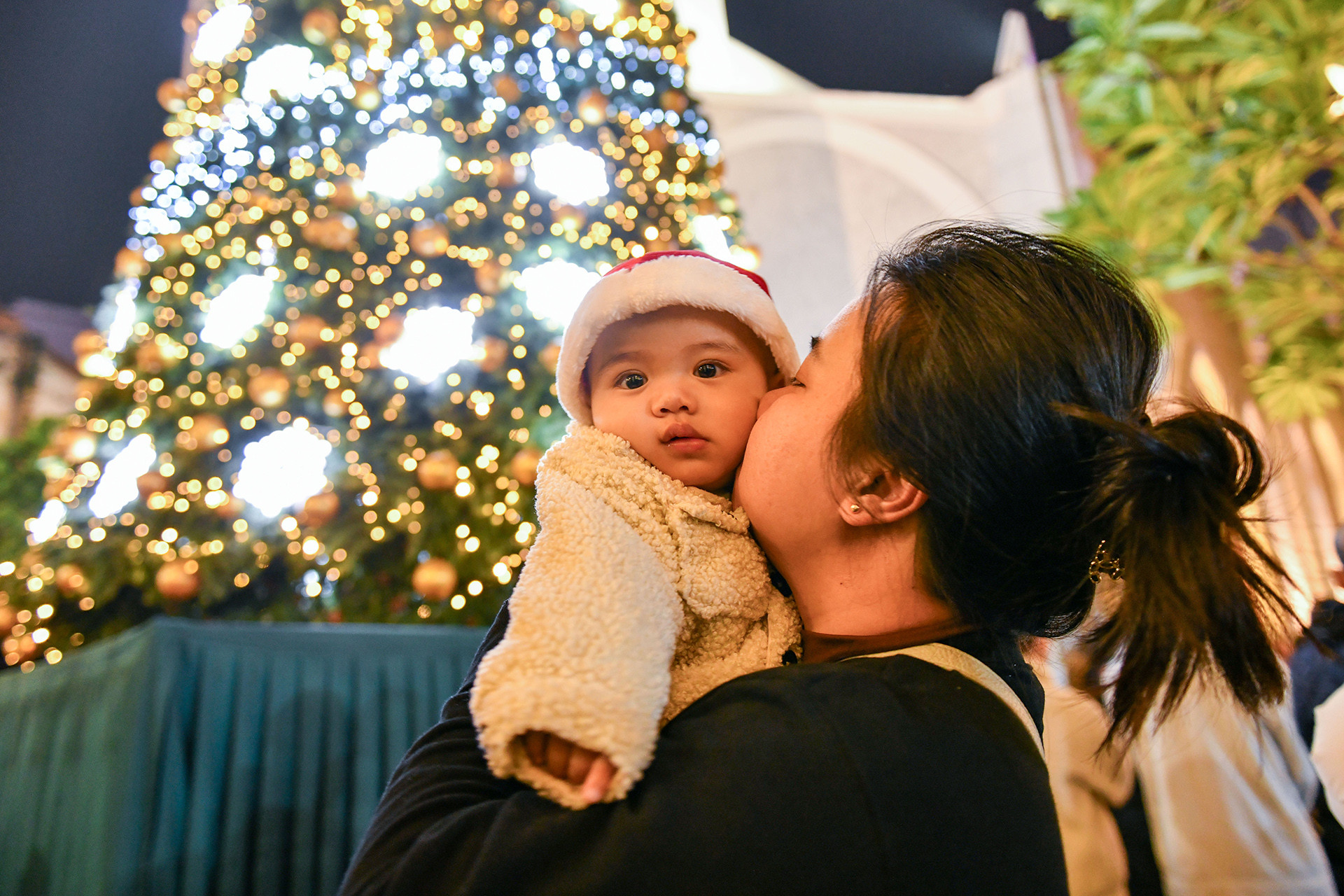 Nhiều em nhỏ được tham gia Đêm Giáng sinh cùng bố mẹ.