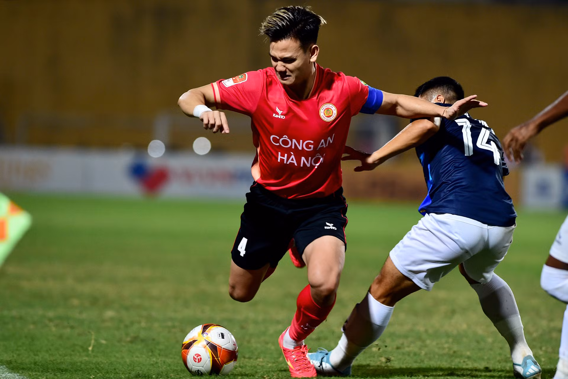 Sang hiệp 2, hai đội tiếp tục triển khai những mảng miếng tấn công.