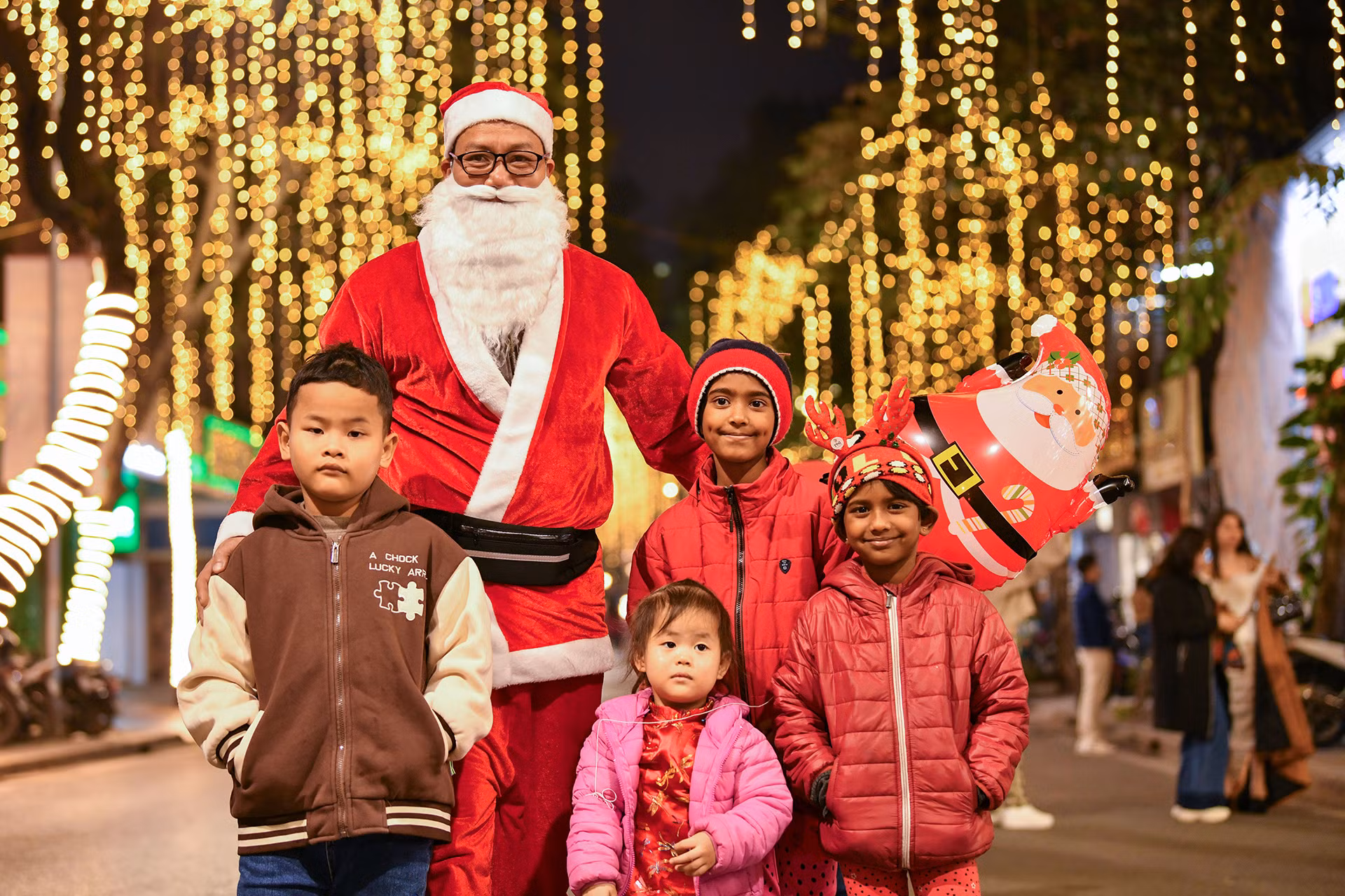 Ông già Noel phấn khích cùng các em nhỏ.