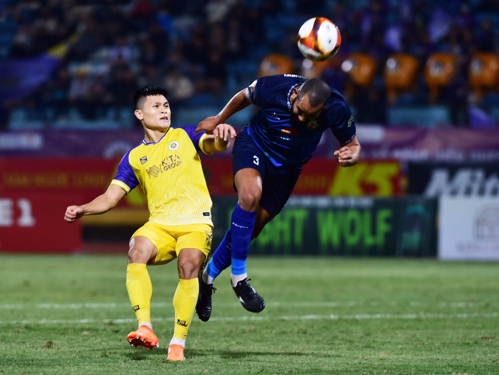 Phạm Tuấn Hải bỏ lỡ cơ hội ghi bàn ở phút 30.