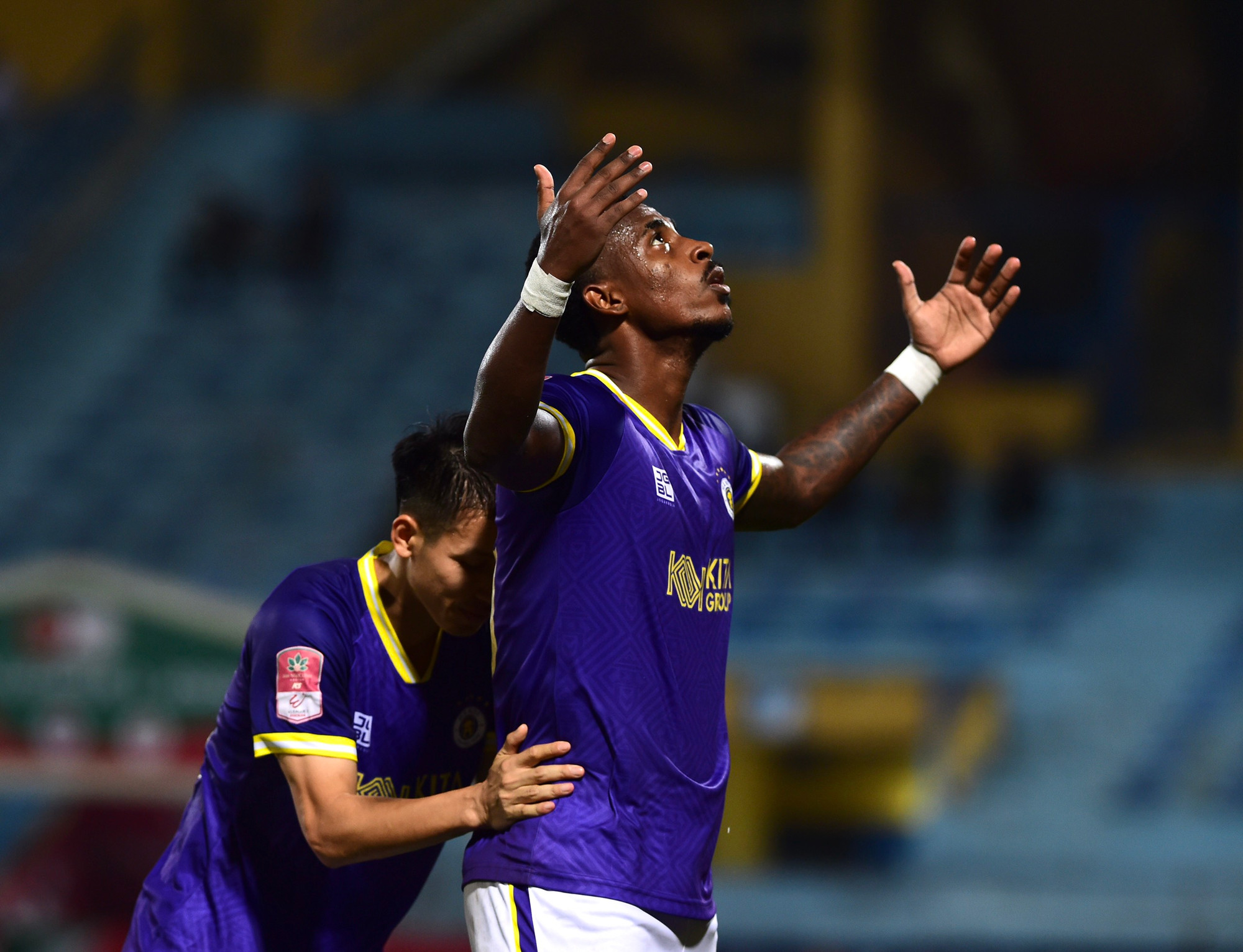 Chưa đầy 5 phút sau, Deni JR và các cầu thủ ăn mừng sau khi ghi bàn thắng thứ hai của Hà Nội FC.