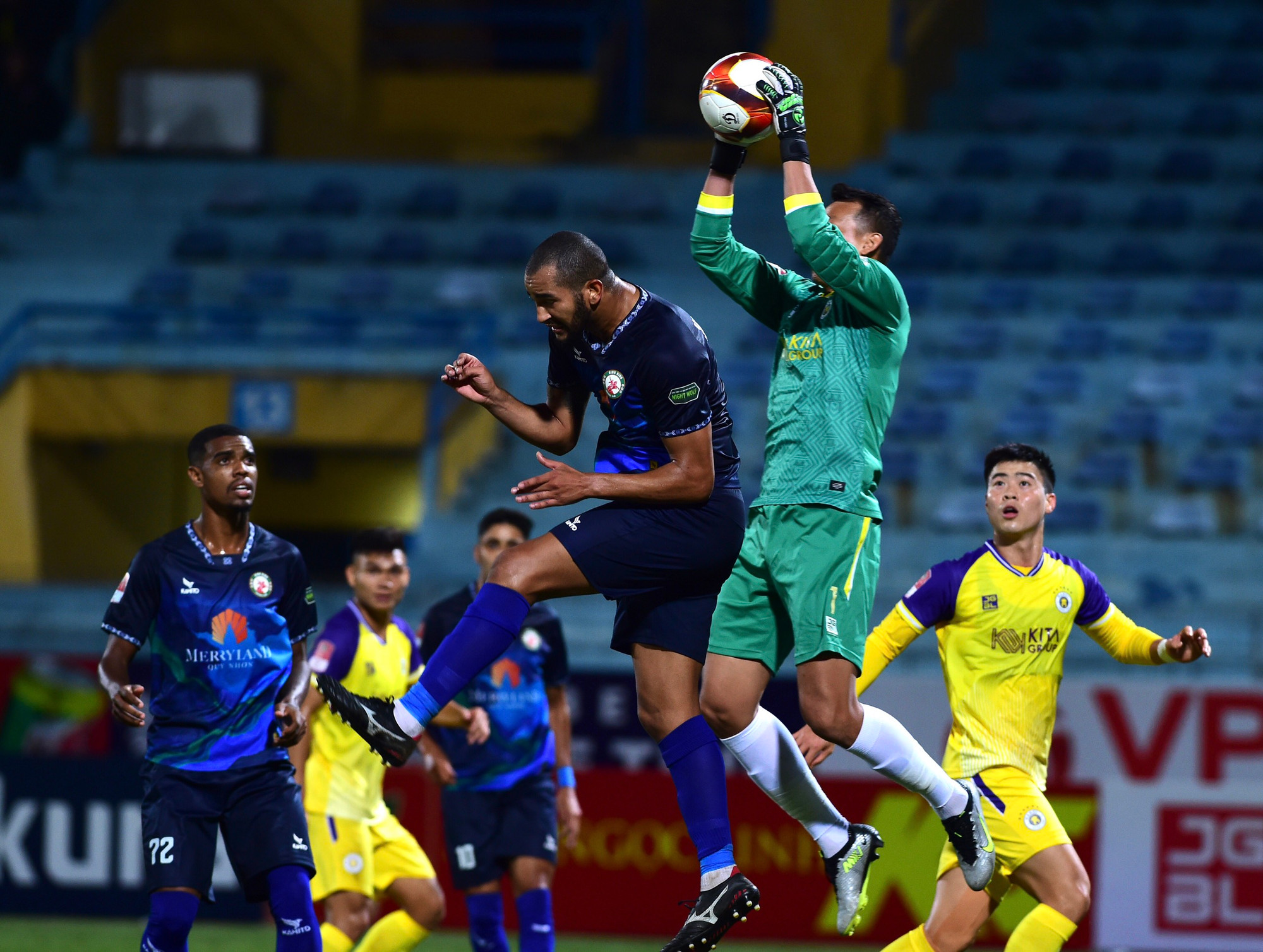 Thủ thành Tấn Trường ngăn chặn tình huống bóng bổng của Bình Định.