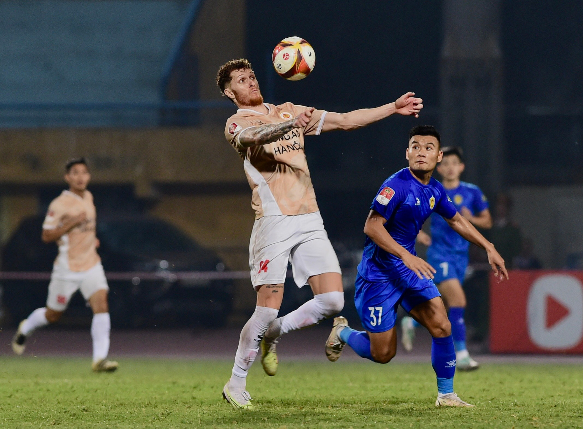 Bước sang hiệp 2, Công an Hà Nội gia tăng sức ép nhưng Quảng Nam vẫn đứng vững.