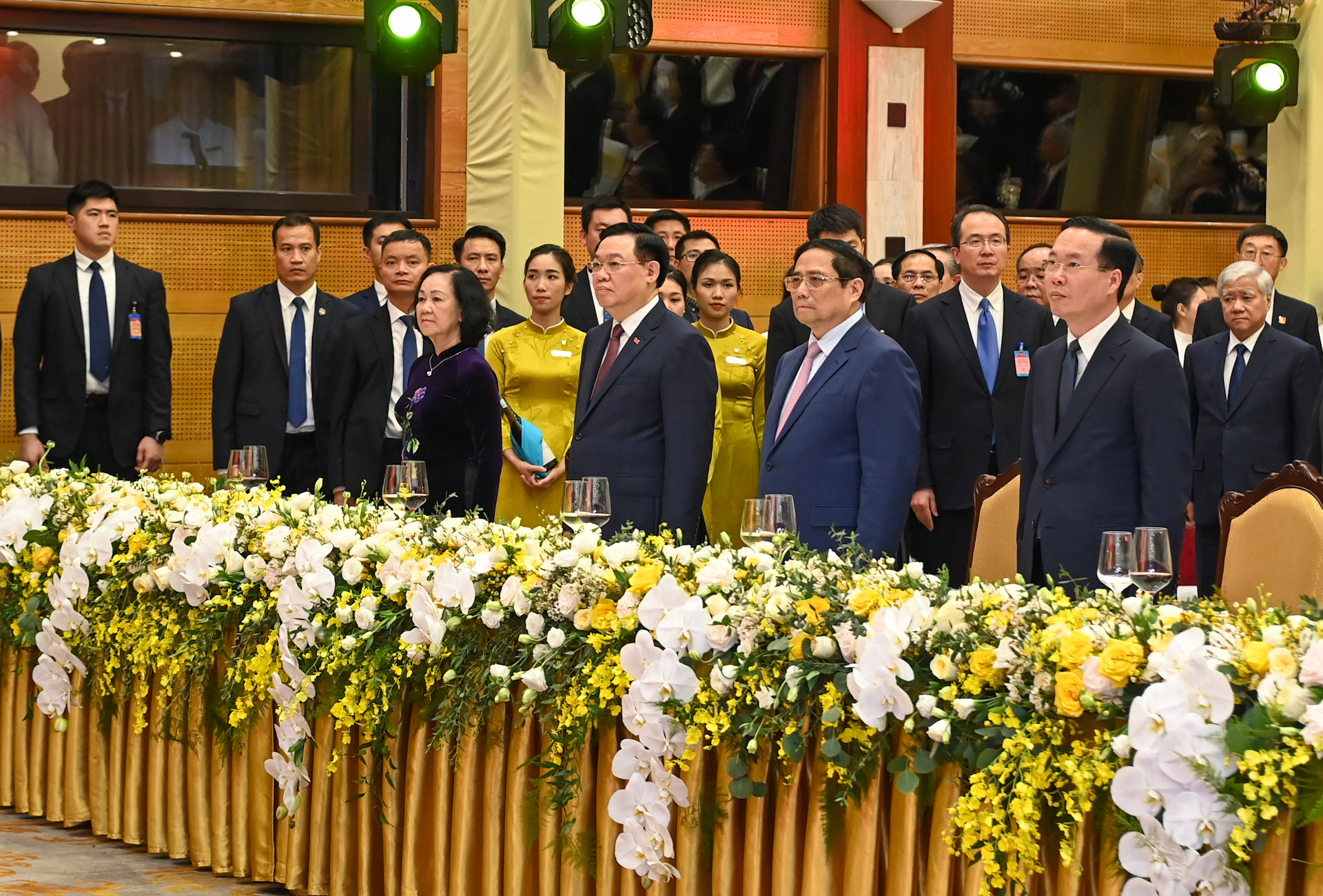 Chủ tịch nước Võ Văn Thưởng, Thủ tướng Phạm Minh Chính, Chủ tịch Quốc hội Vương Đình Huệ, Thường trực Ban Bí thư, Trưởng ban Tổ chức Trung ương Trương Thị Mai cùng các đại biểu tại tiệc chiêu đãi. (Ảnh: DUY LINH)