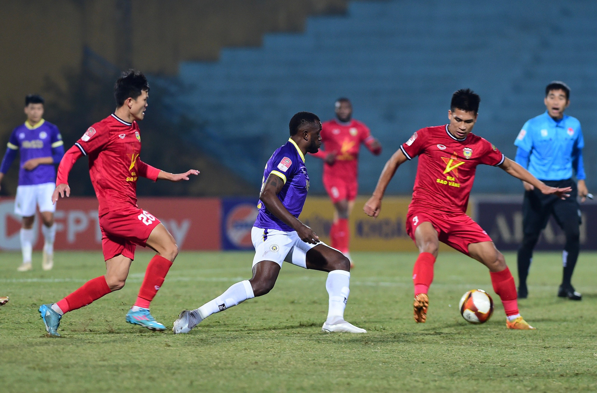 Đội bóng núi Hồng bất ngờ là đội có cơ hội nguy hiểm đầu tiên, xuất phát từ tình huống Đình Tiến căng ngang thuận lợi Gopey băng vào dứt điểm, dẫu vậy ngoại binh Hà Tĩnh lại bỏ lỡ đáng tiếc. Đội bóng núi Hồng bất ngờ là đội có cơ hội nguy hiểm đầu tiên, xuất phát từ tình huống Đình Tiến căng ngang thuận lợi Gopey băng vào dứt điểm, dẫu vậy ngoại binh Hà Tĩnh lại bỏ lỡ đáng tiếc.