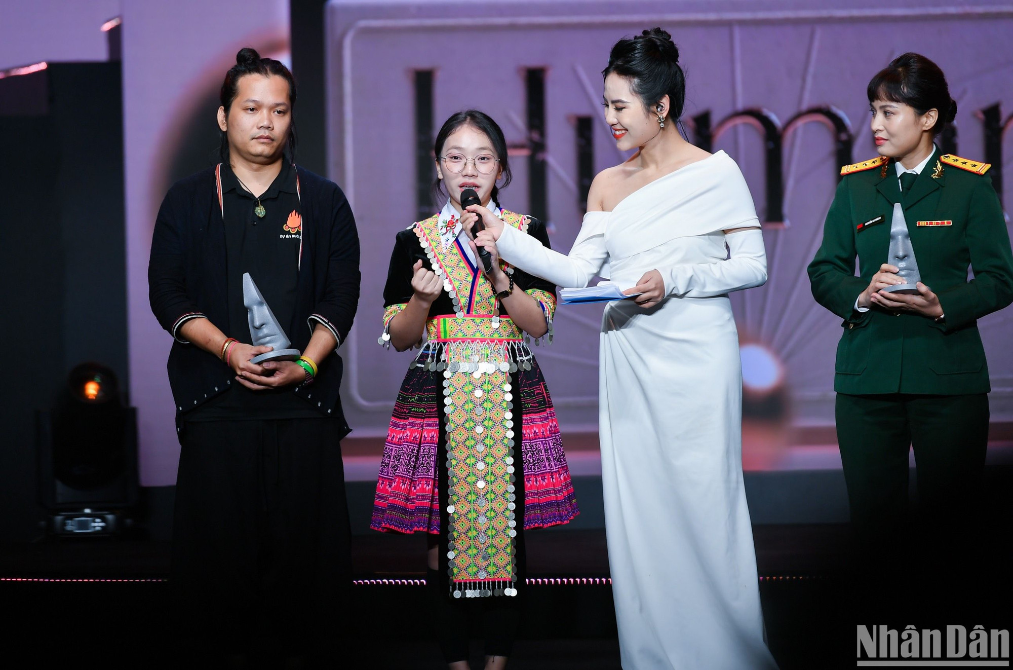 Mang trên mình trang phục truyền thống dân tộc, em Lờ Nguyễn Hương Giang nói về cơ duyên đến với dự án Nuôi em.