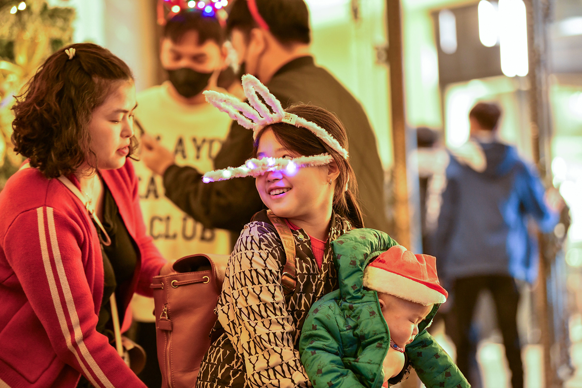 Các em nhỏ hòa trong không khí Giáng sinh cùng gia đình.