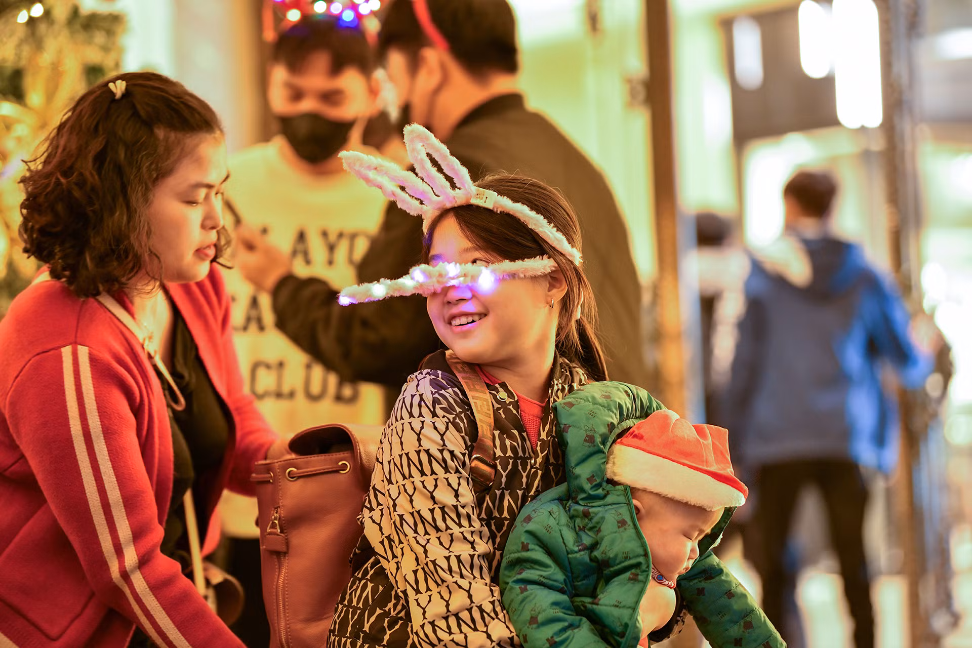 Các em nhỏ hòa trong không khí Giáng sinh cùng gia đình.