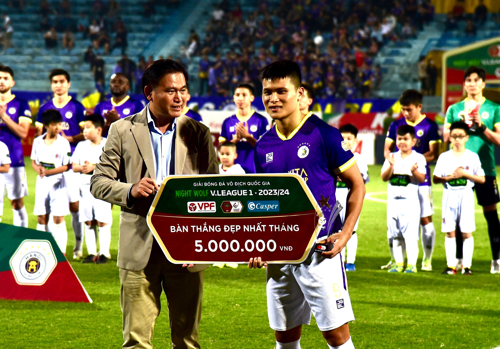 Trước khi trận đấu diễn ra, Tuấn Hải được trao danh hiệu bàn thắng đẹp nhất tháng.