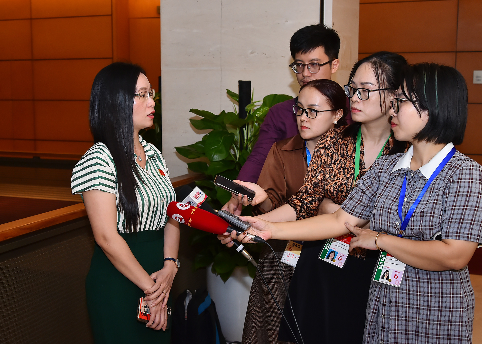 Đại biểu Quốc hội tỉnh Đắk Nông Trần Thị Thu Hằng trả lời phỏng vấn các cơ quan thông tấn, báo chí bên lề hành lang Quốc hội.