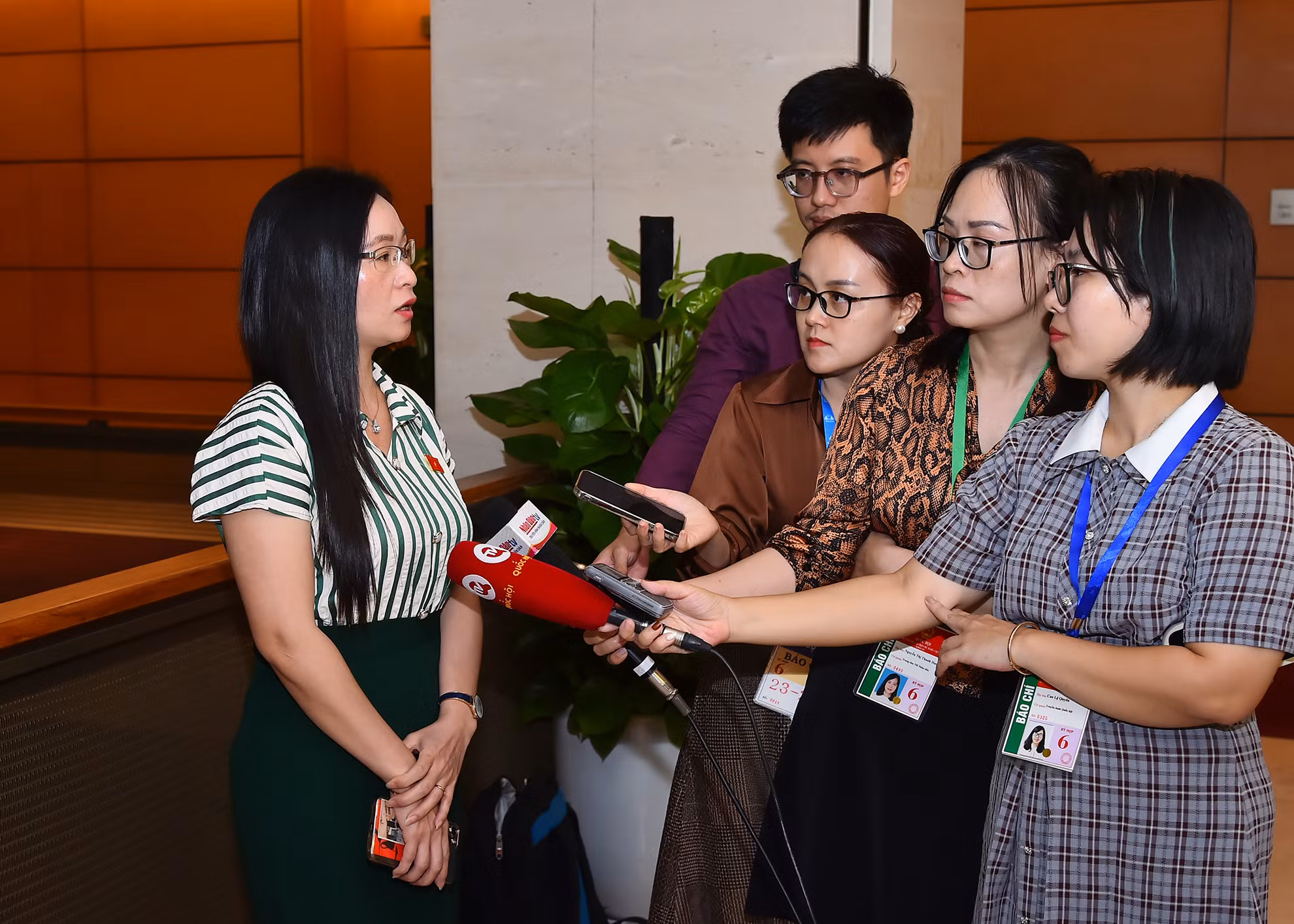 Đại biểu Quốc hội tỉnh Đắk Nông Trần Thị Thu Hằng trả lời phỏng vấn các cơ quan thông tấn, báo chí bên lề hành lang Quốc hội.