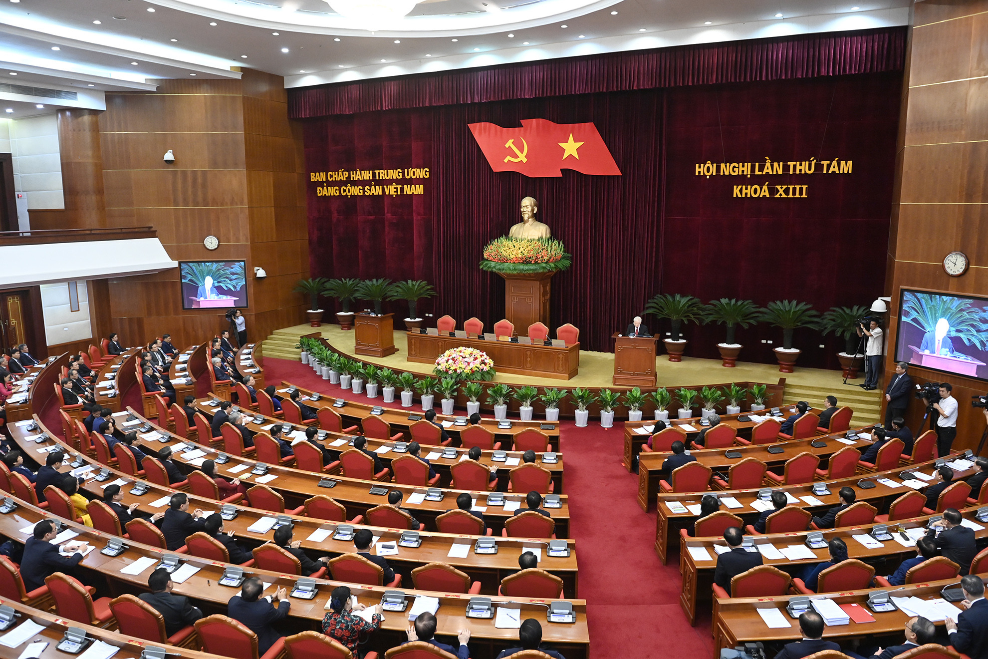 Quang cảnh phiên bế mạc Hội nghị lần thứ tám Ban Chấp hành Trung ương Đảng.