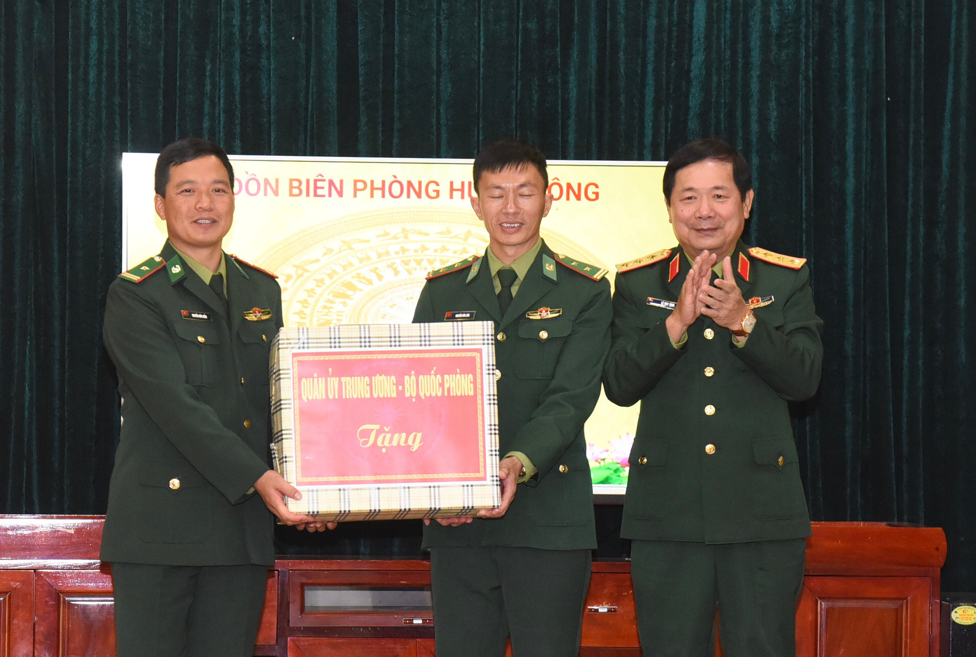 Thượng tướng Lê Huy Vịnh, Thứ trưởng Quốc phòng tặng quà cán bộ, chiến sĩ Đồn Biên phòng Huổi Luông.