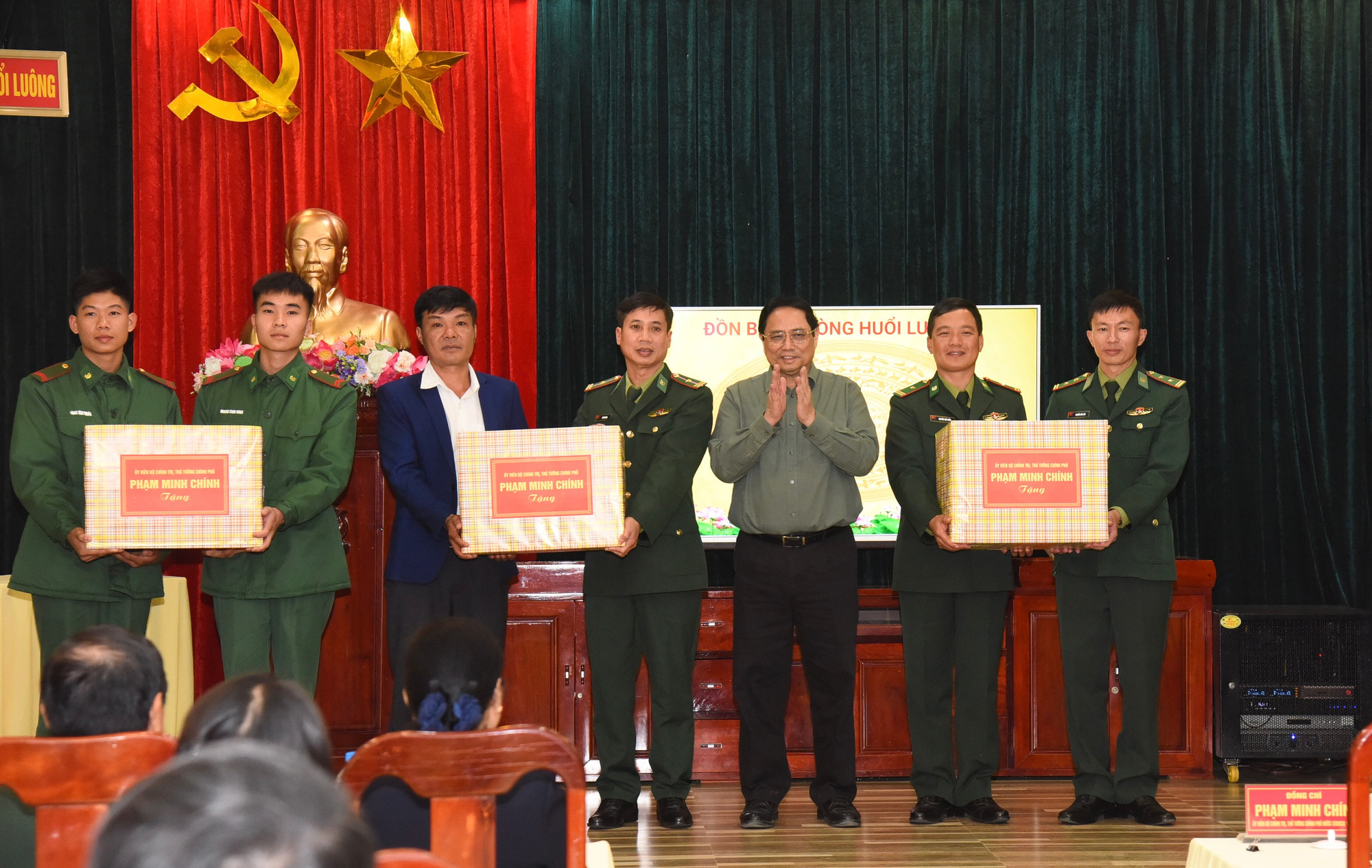 Thủ tướng tặng quà cán bộ, chiến sĩ Đồn Biên phòng Huổi Luông.