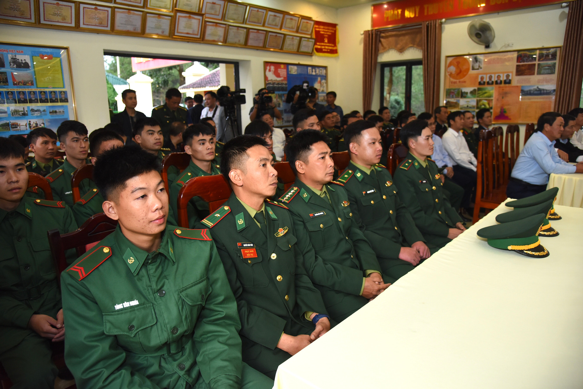 Cán bộ, chiến sĩ tham dự buổi gặp.