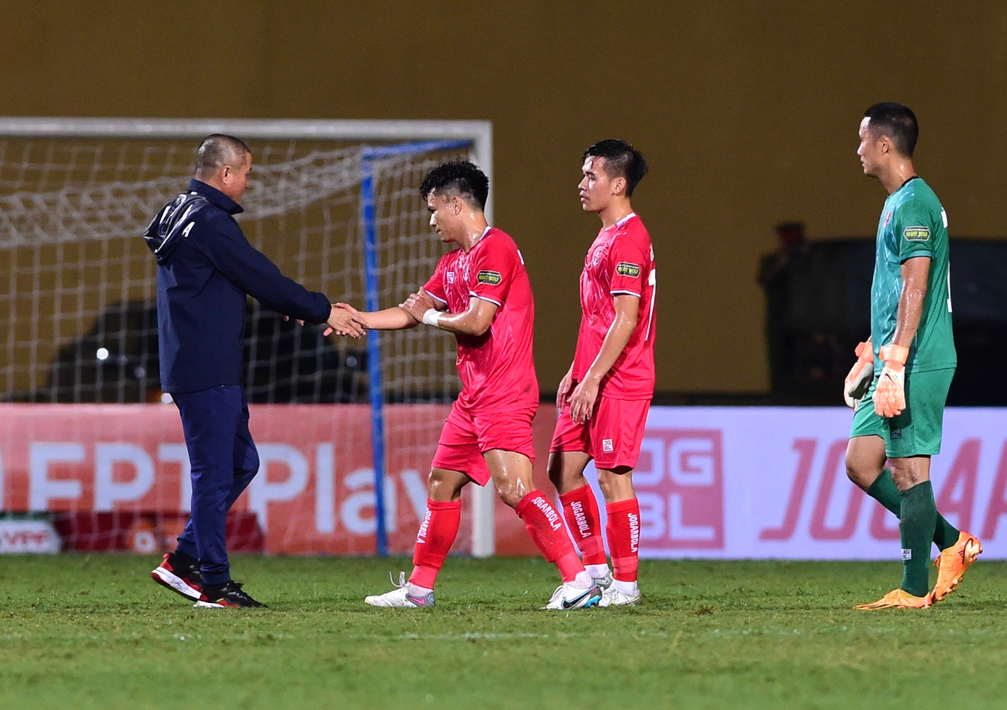 Huấn luyện viên Chu Đình Nghiêm chúc mừng chiến thắng với các cầu thủ.