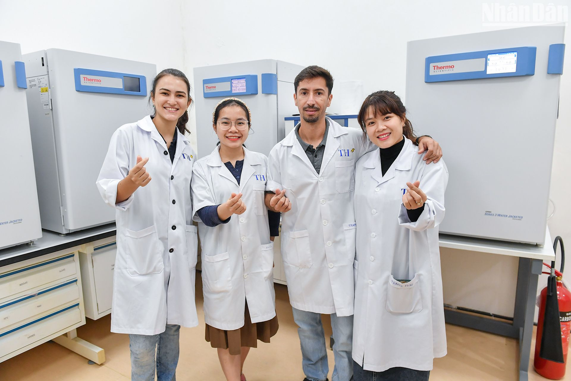 Các chuyên gia quốc tế và chuyên viên Việt Nam đạt sự hợp tác hiệu quả trong quá trình triển khai công nghệ IVF tại Tập đoàn TH.