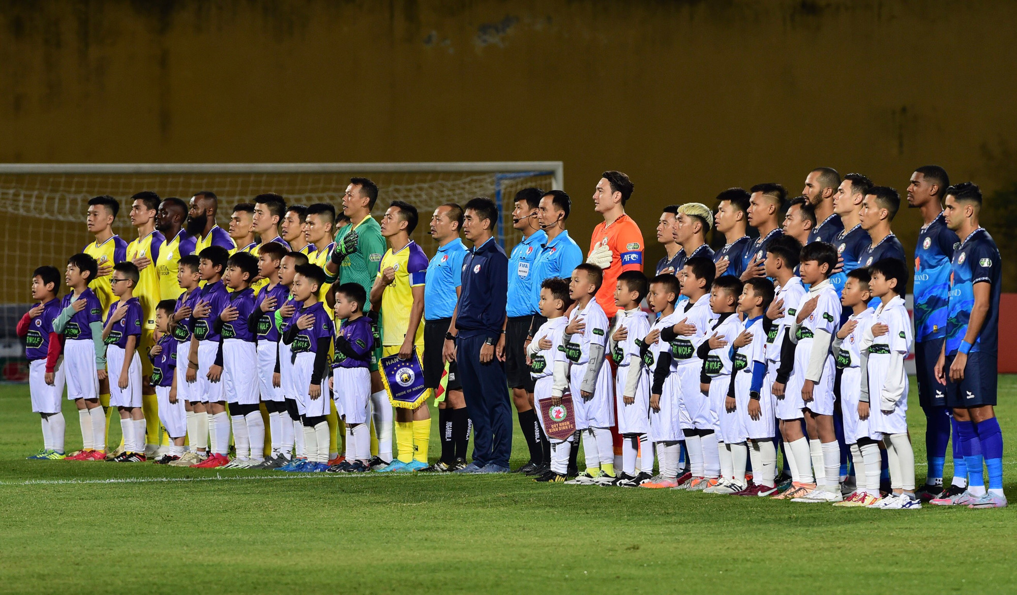 Hai đội Hà Nội và Bình Định thực hiện nghi thức chào cờ trước trận đấu.