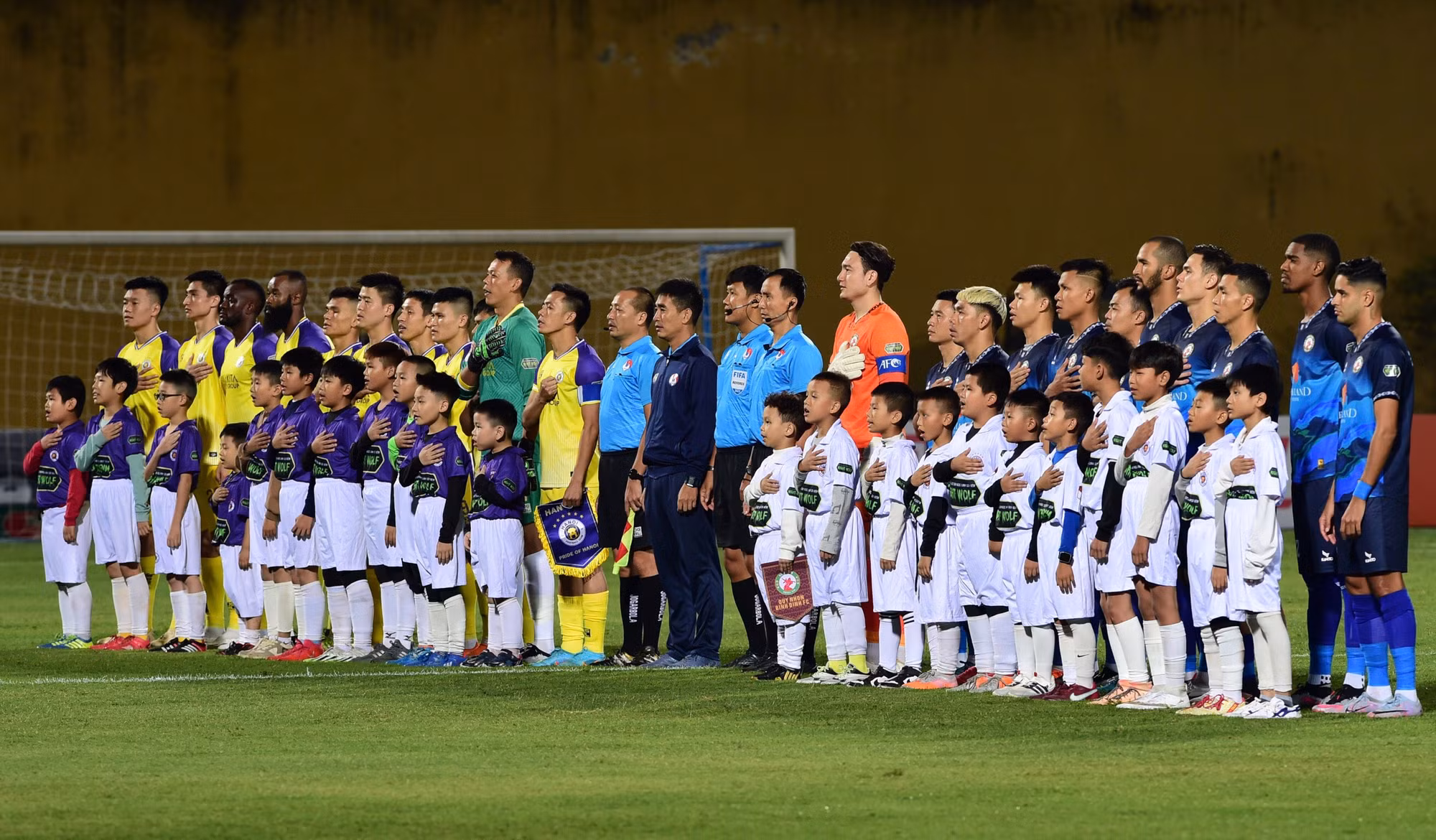 Hai đội Hà Nội và Bình Định thực hiện nghi thức chào cờ trước trận đấu.