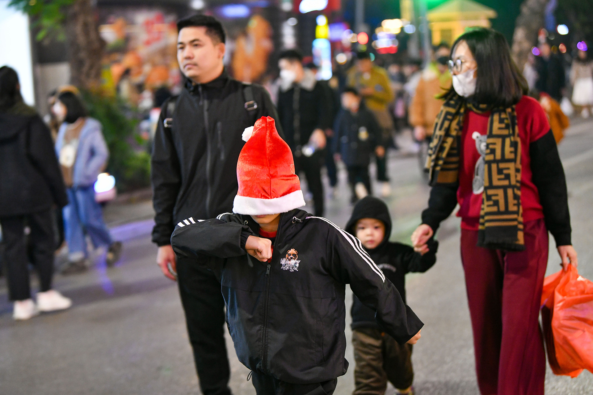 Ông già Noel tí hon diễu hành trên phố đi bộ Hồ Gươm.