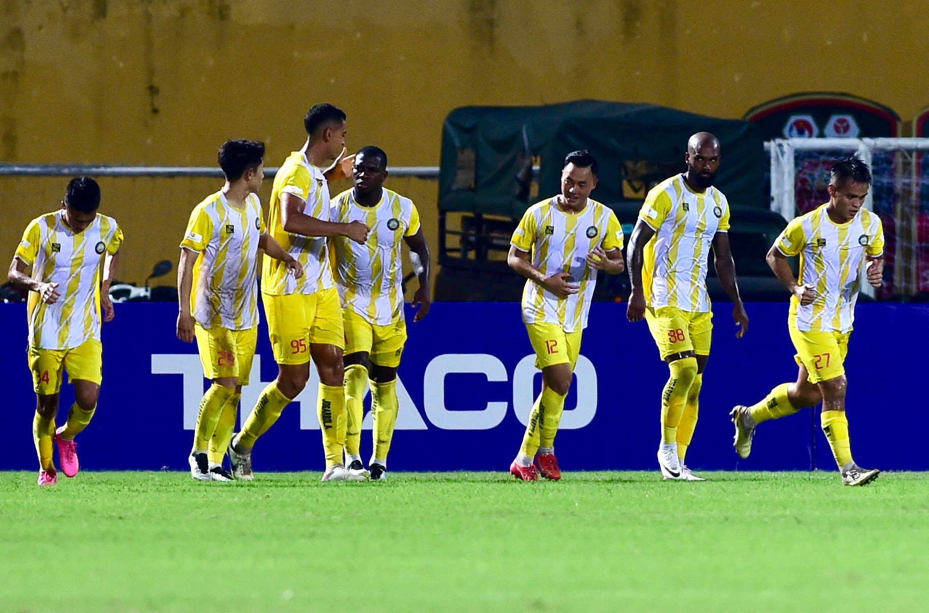 Phút bù giờ thứ 3 của hiệp 1, thủ môn Filip Nguyễn dùng tay bắt bóng sau đường chuyền về của đồng đội, từ đó Thanh Hóa được hưởng quả đá phạt gián tiếp trong khu vực 16m50. Rimario sút rất mạnh về phía cột xa khung thành của đội chủ nhà, trước khi trung vệ ngoại Gustavo lên tham gia tấn công đệm bóng cận thành vào lưới, giúp đội bóng xứ Thanh dẫn trước 1-0.