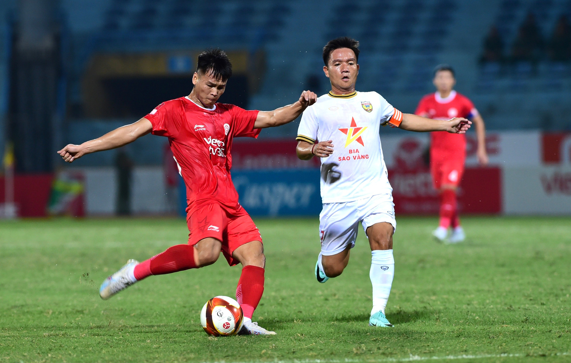 Các cầu thủ Viettel thi đấu nỗ lực nhằm giành trận thắng đầu tiên của mùa giải V-League 2023/2024. Các cầu thủ Viettel thi đấu nỗ lực nhằm giành trận thắng đầu tiên của mùa giải V-League 2023/2024.